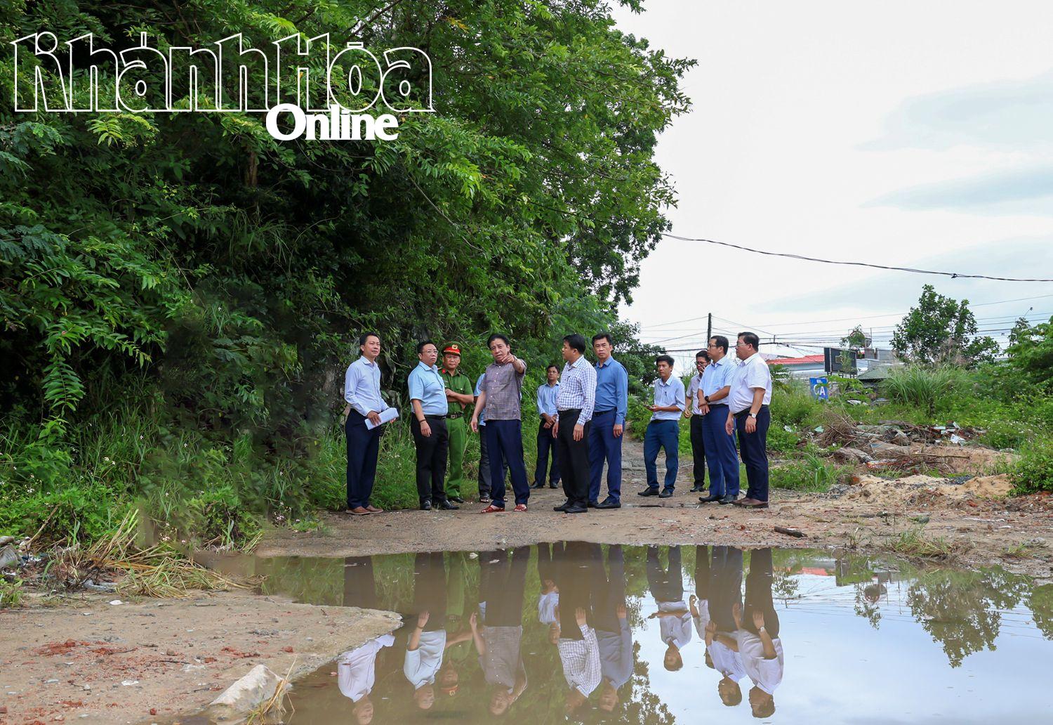 Đoàn kiểm tra công tác chủ động ứng phó bão tại khu vực đèo Cả, xã Đại Lãnh.