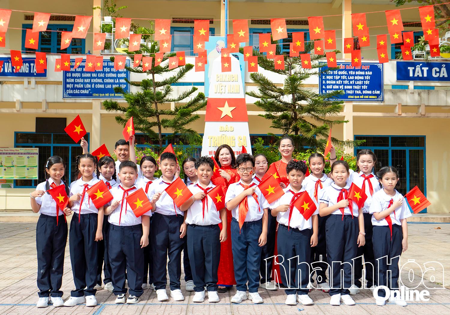 Cờ Tổ quốc được trang trí rực rỡ tại Trường Tiểu học Phước Tiến (phường Nha Trang). Ảnh: VƯƠNG MẠNH CƯỜNG