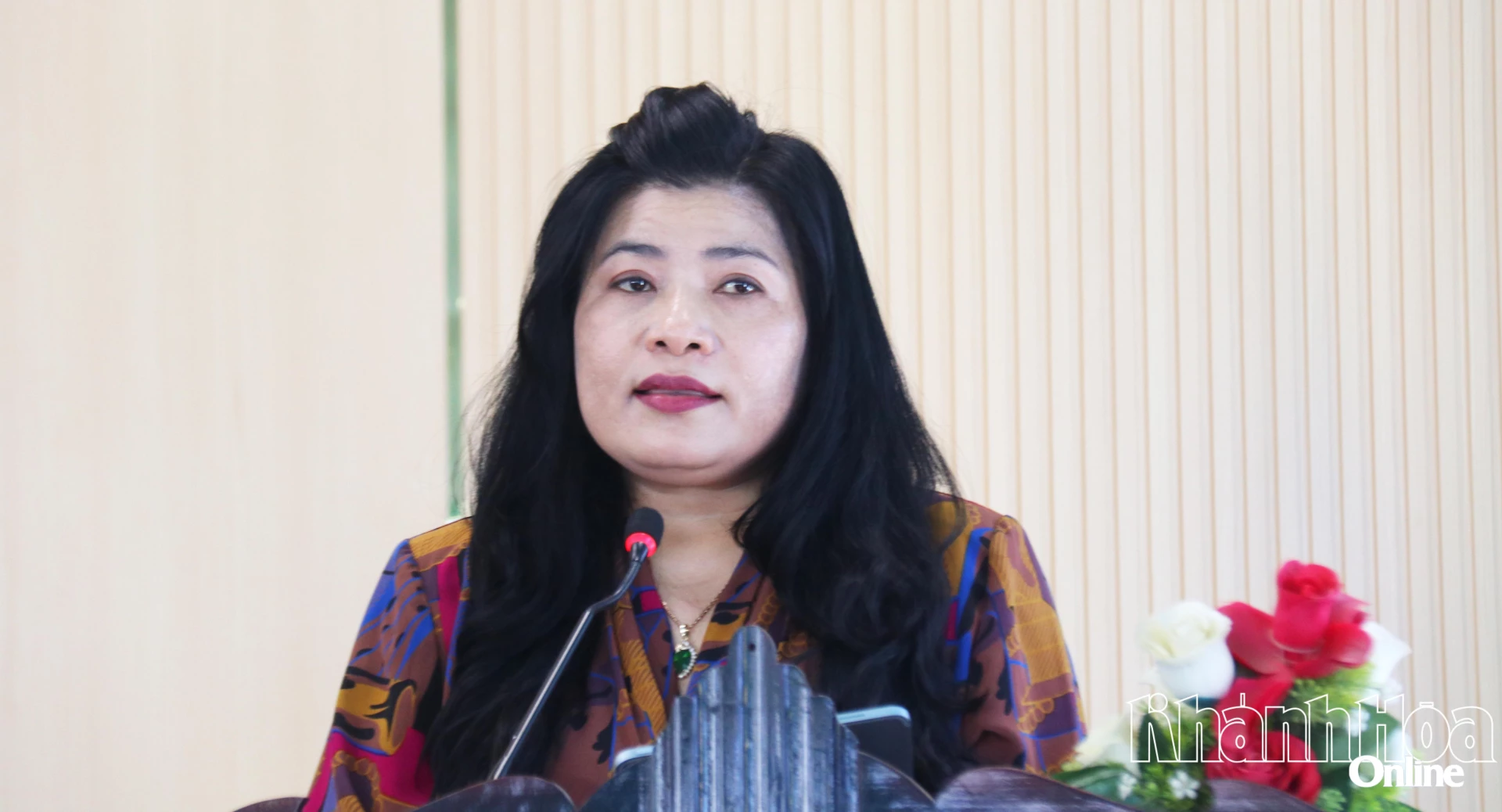 Bà Đàng Thị Mỹ Hương - người ứng cử đại biểu Quốc hội khóa XVI trình bày chương trình hành động.