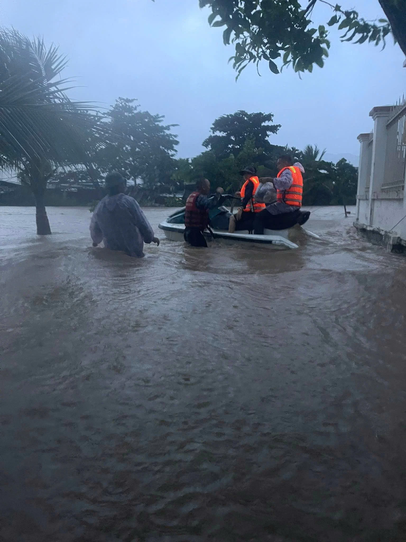 Mô tô nước của Công ty TNHH Biển Hoa cứu hộ người dân