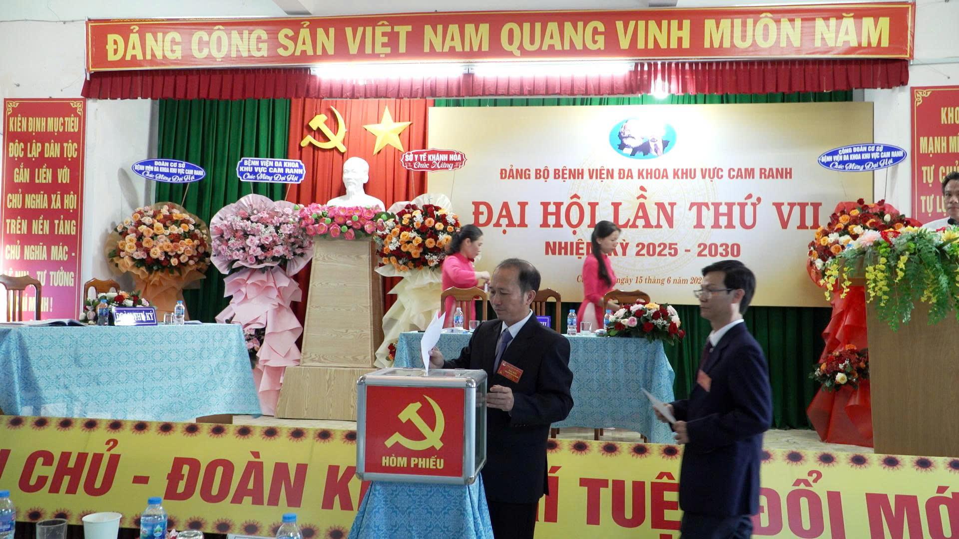 Đại biểu bỏ phiếu bầu BCH nhiệm kỳ mới