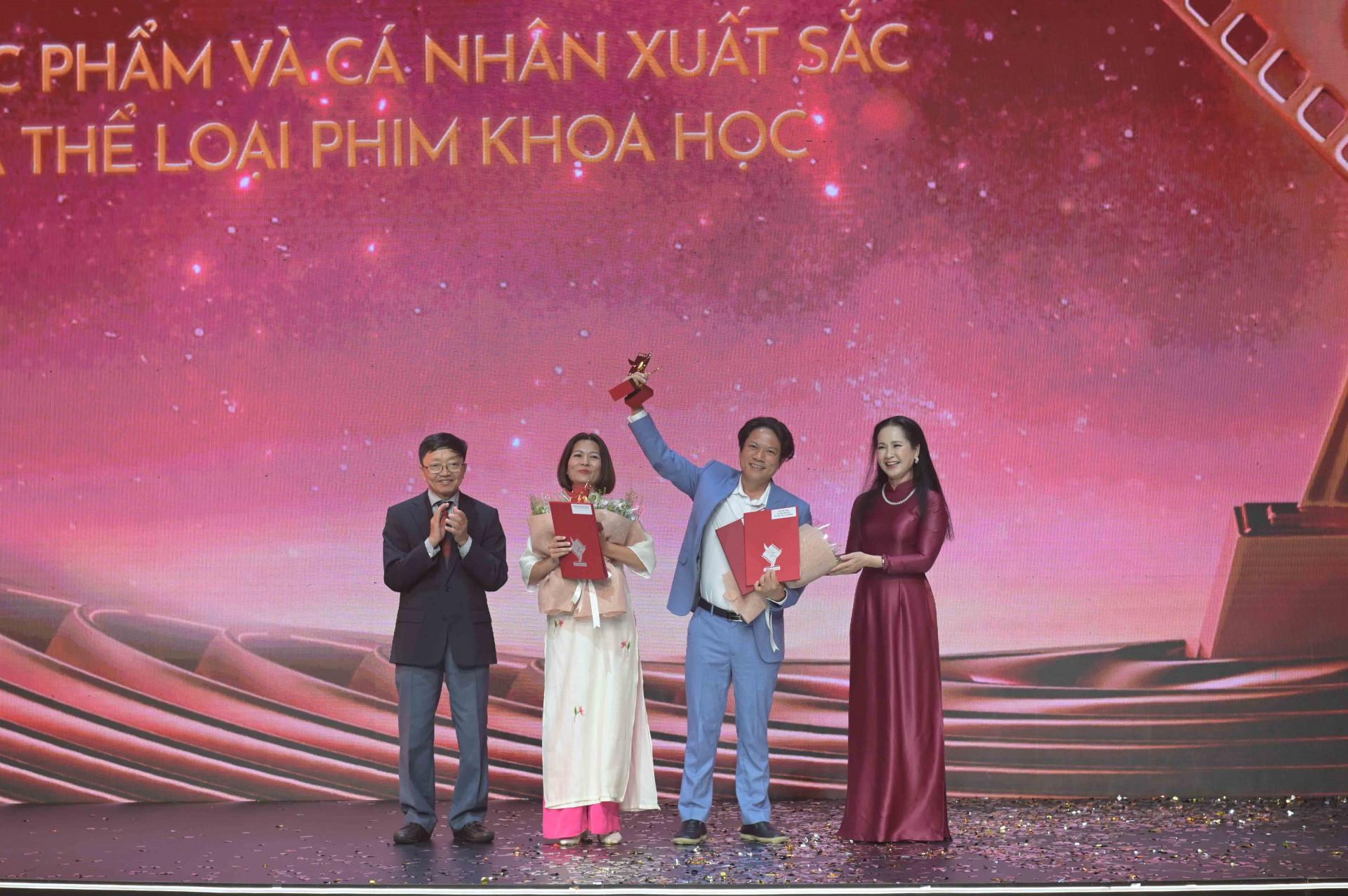 Trao giải cho các tác phẩm, cá nhân xuất sắc hạng mục phim khoa học.