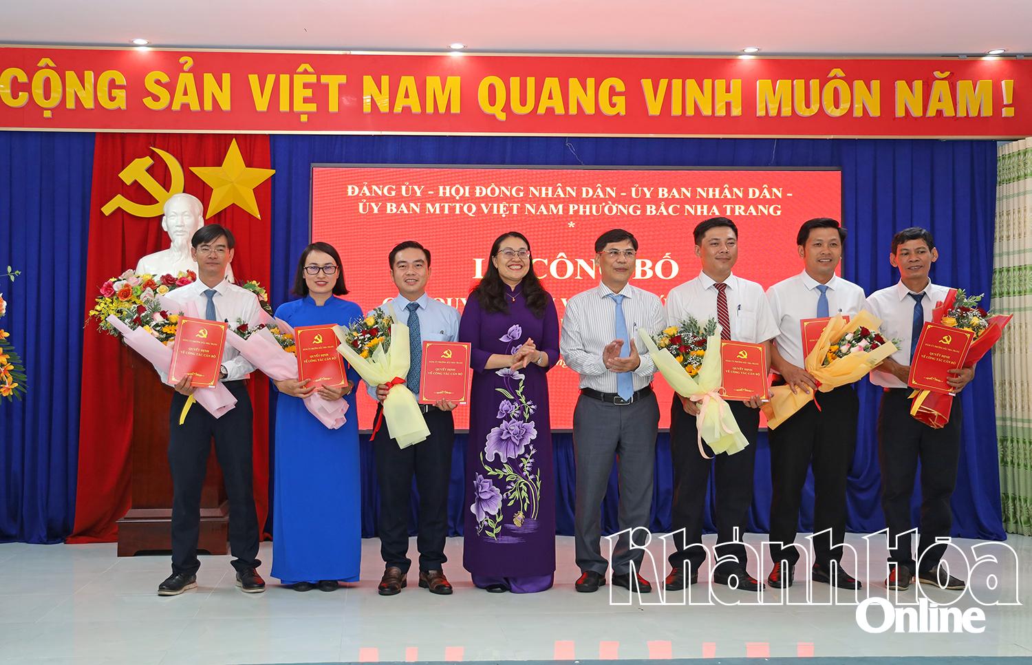 Lãnh đạo các cơ quan tham mưu, giúp việc Đảng ủy phường nhận quyết định.