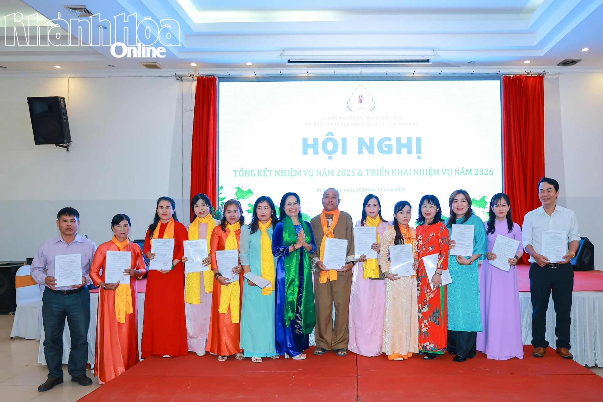 Lãnh đạo Hội Bảo tồn Di sản văn hóa và Du lịch tâm linh tỉnh trao quyết định kết nạp cho các hội viên.