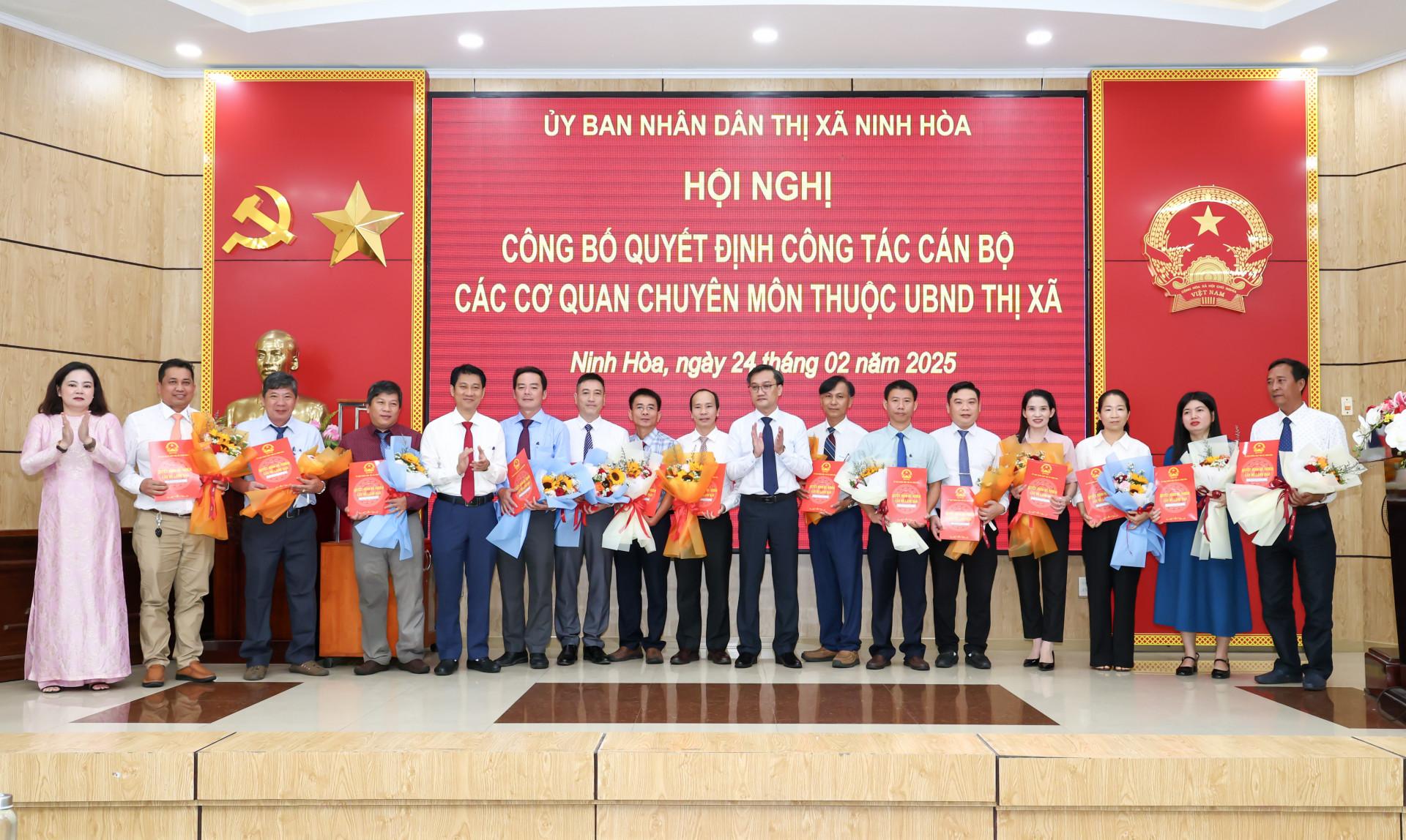 Lãnh đạo thị xã Ninh Hòa trao các quyết định bổ nhiệm, điều động cán bộ.