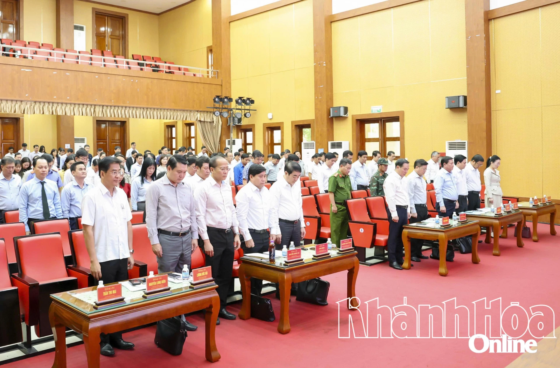 Các đại biểu mặc niệm các nạn nhân tử vong do đợt mưa lụt lịch sử vừa qua.