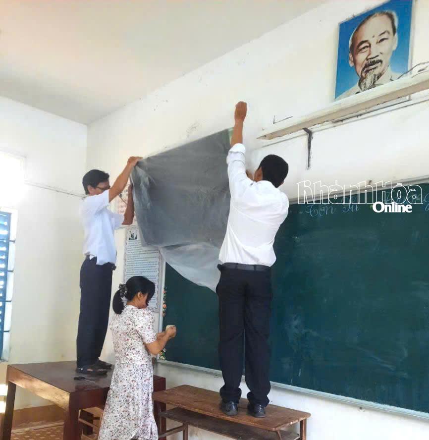 Các trường học trên địa bàn xã dùng túi ni lông bọc bảo vệ các thiết bị nghe nhìn