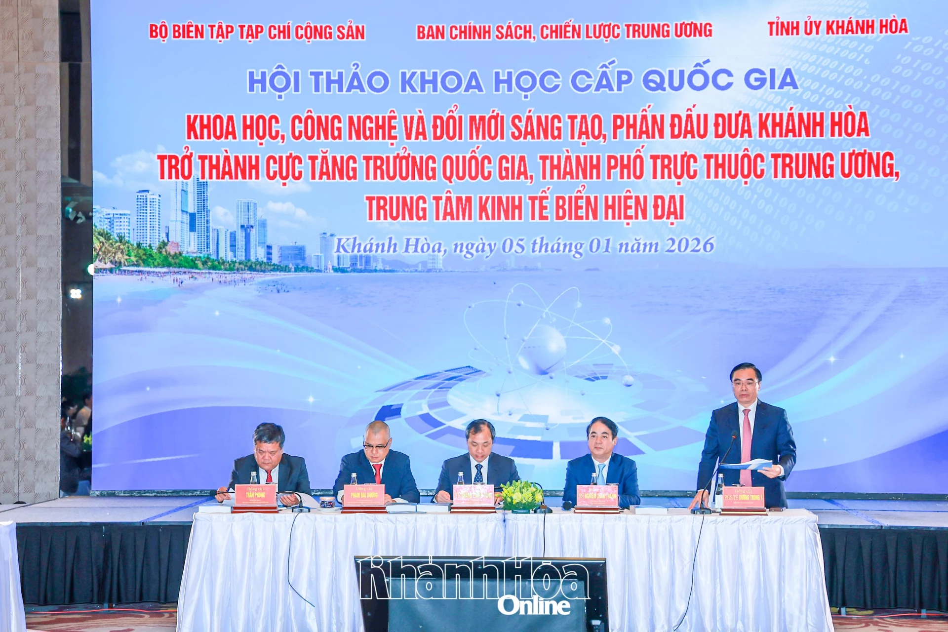 Các đồng chí chủ trì hội thảo.