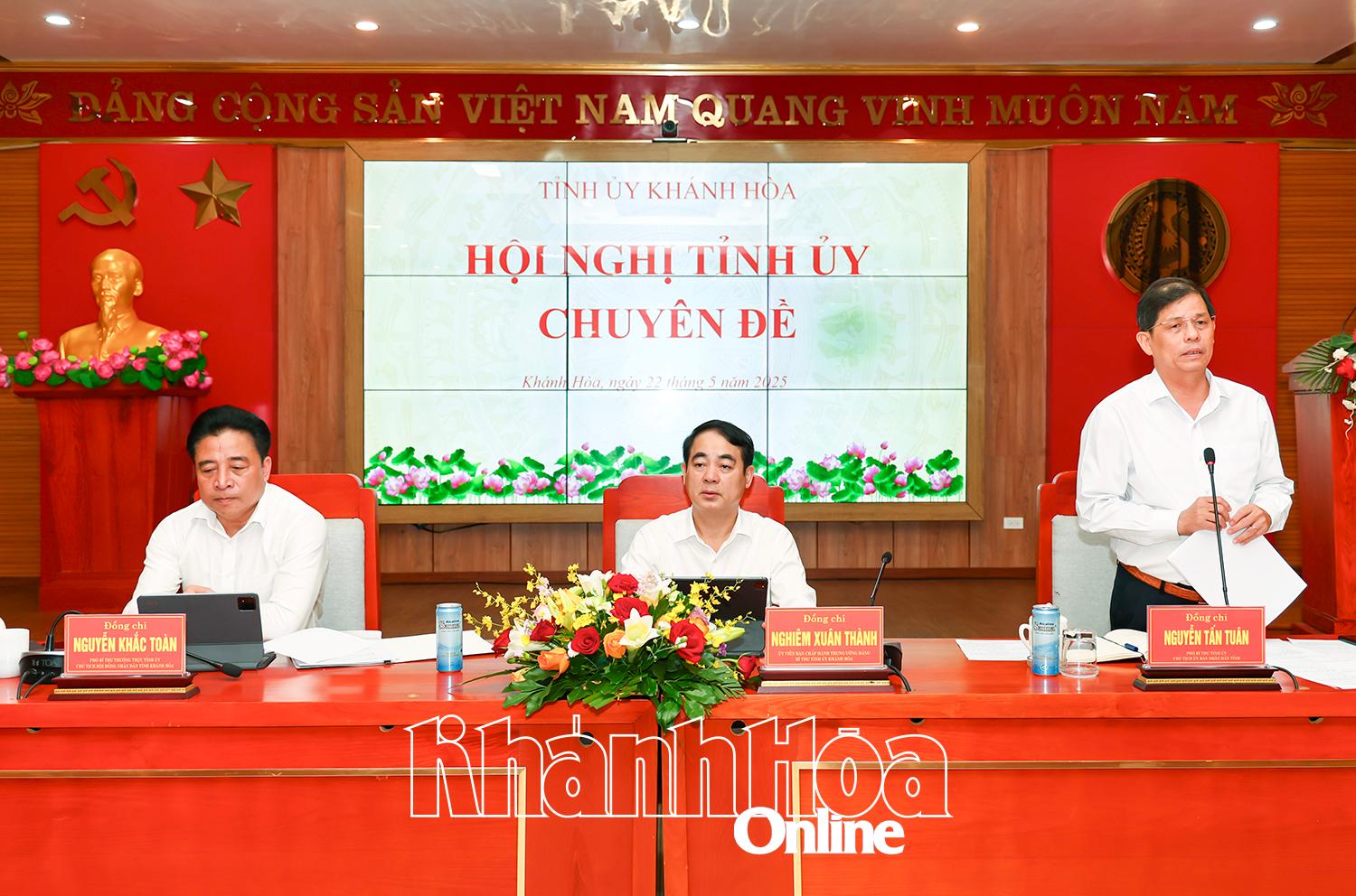 Chủ tịch UBND tỉnh Nguyễn Tấn Tuân gợi ý một số nội dung thảo luận.