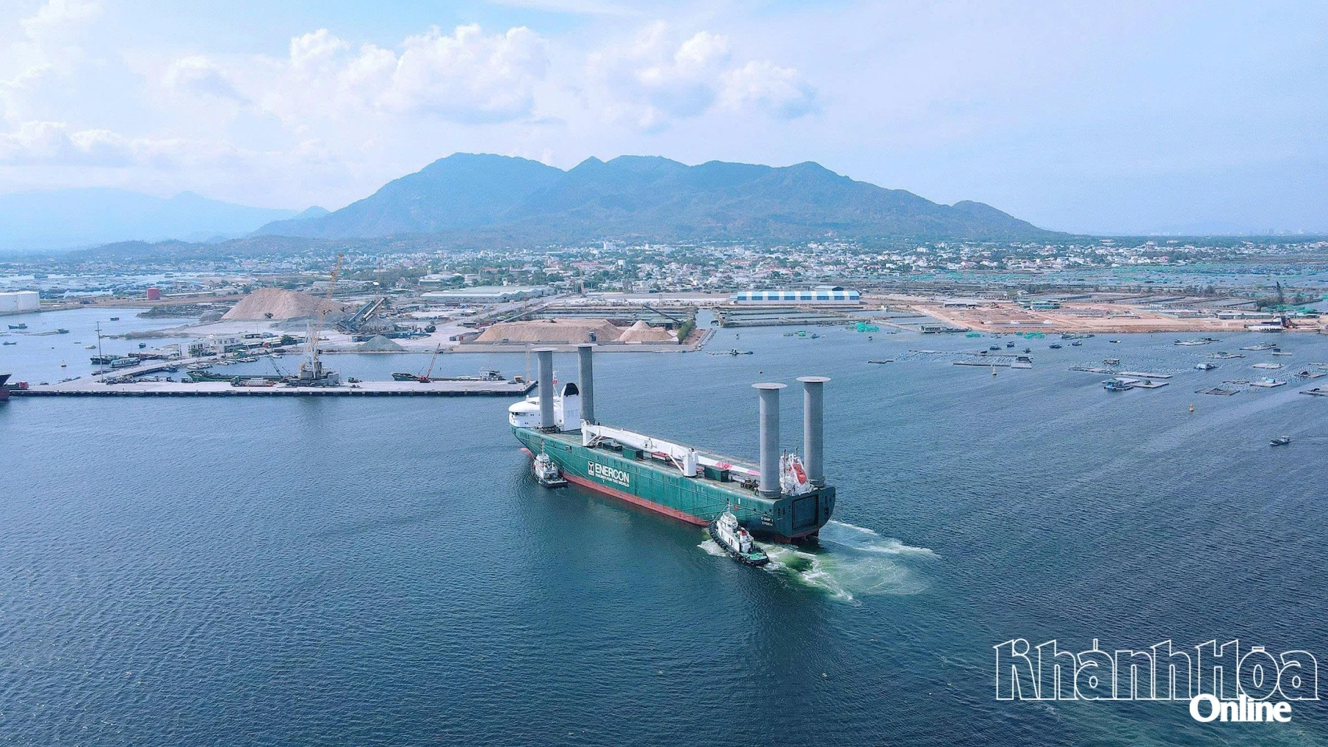 Tàu hàng nước ngoài vào cảng Cam Ranh.