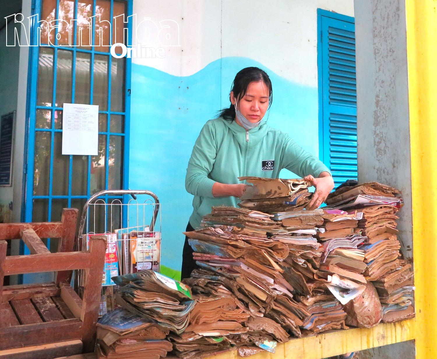 Nhiều sách vở của học sinh đã bị ướt hỏng do mưa lũ. Trong ảnh: Trường Tiểu học thị trấn Diên Khánh 2 (xã Diên Khánh).