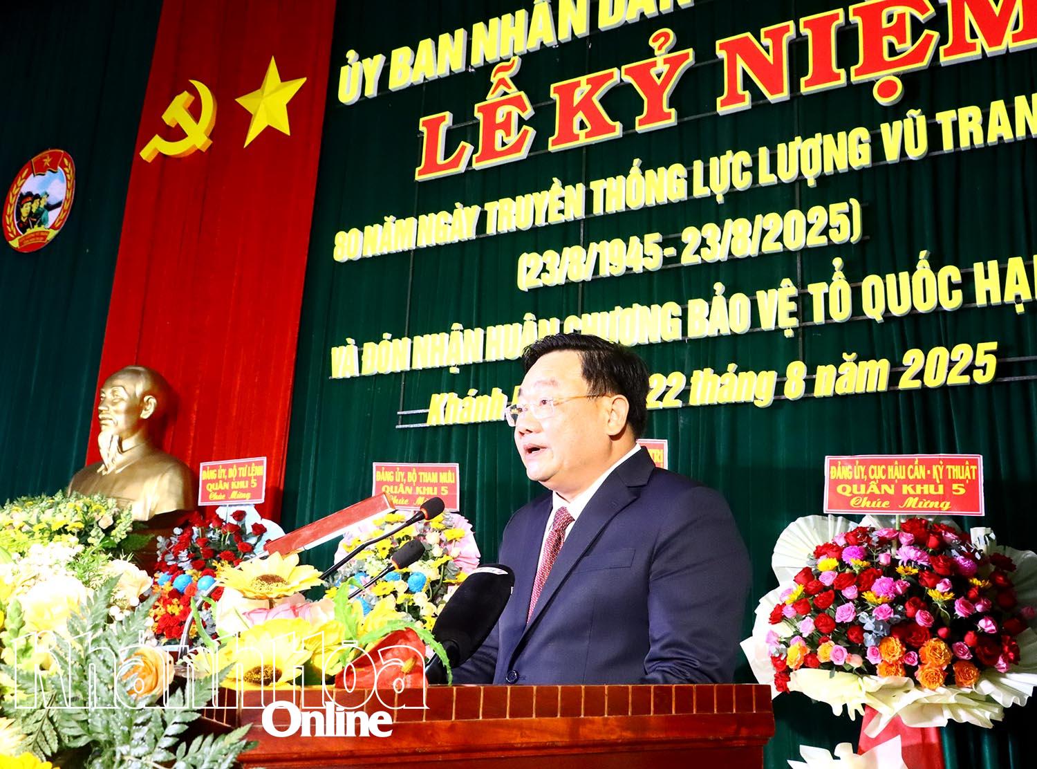 Phó Chủ tịch UBND tỉnh Trịnh Minh Hoàng đã đọc diễn văn ôn lại truyền thống vẻ vang của lực lượng vũ trang tỉnh.