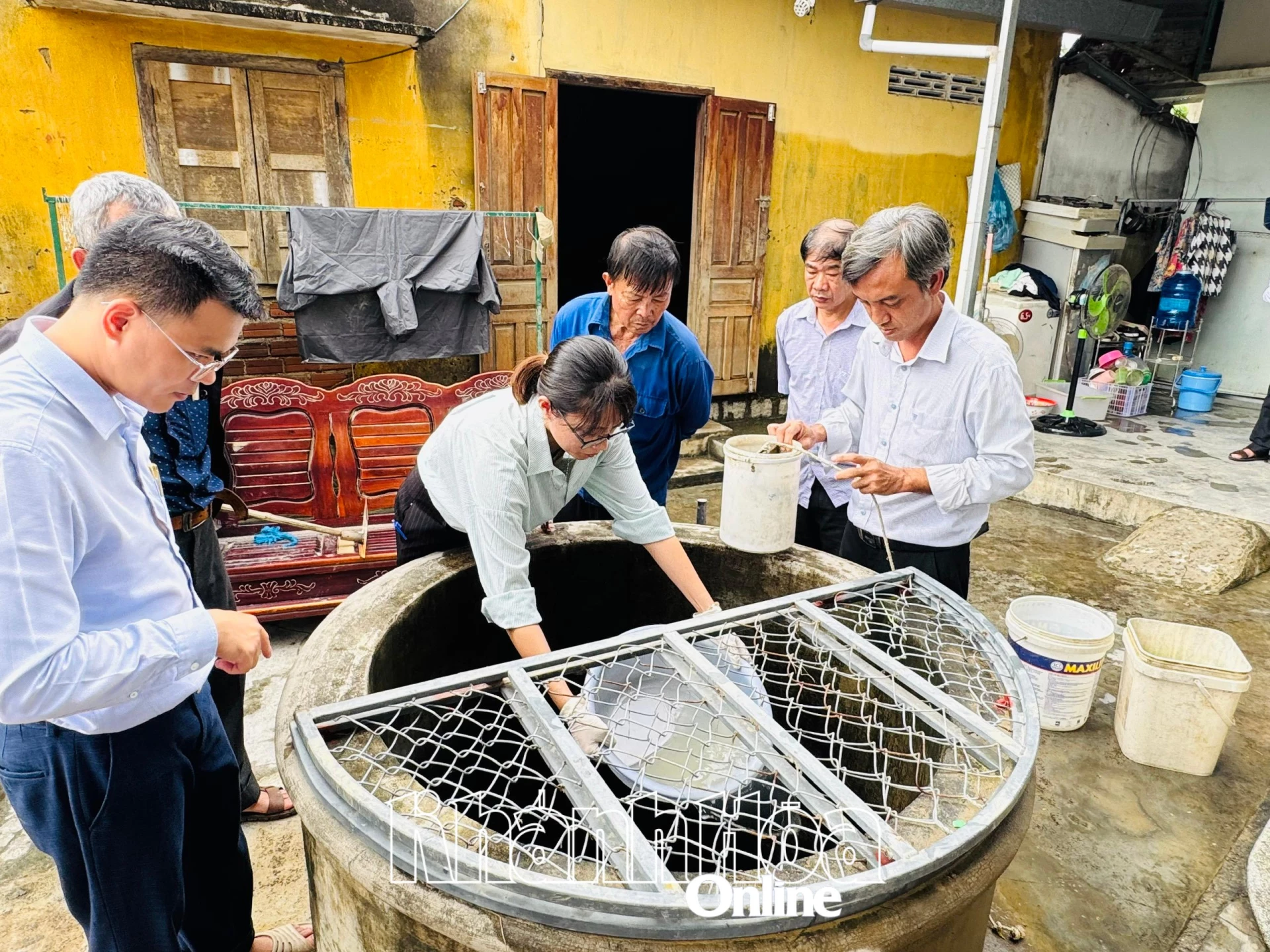 Nước có pha Cloramin B được đổ xuống giếng để khử khuẩn.