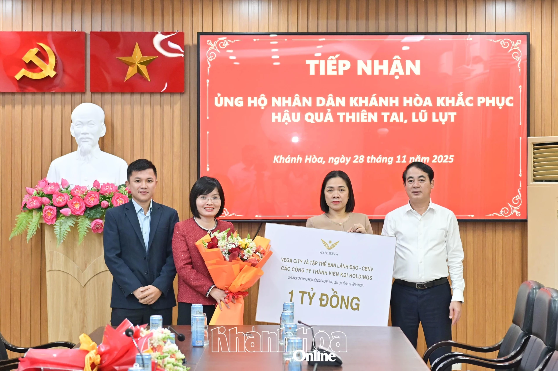 Bí thư Tỉnh ủy Nghiêm Xuân Thành tặng hoa tri ân đến doanh nghiệp.