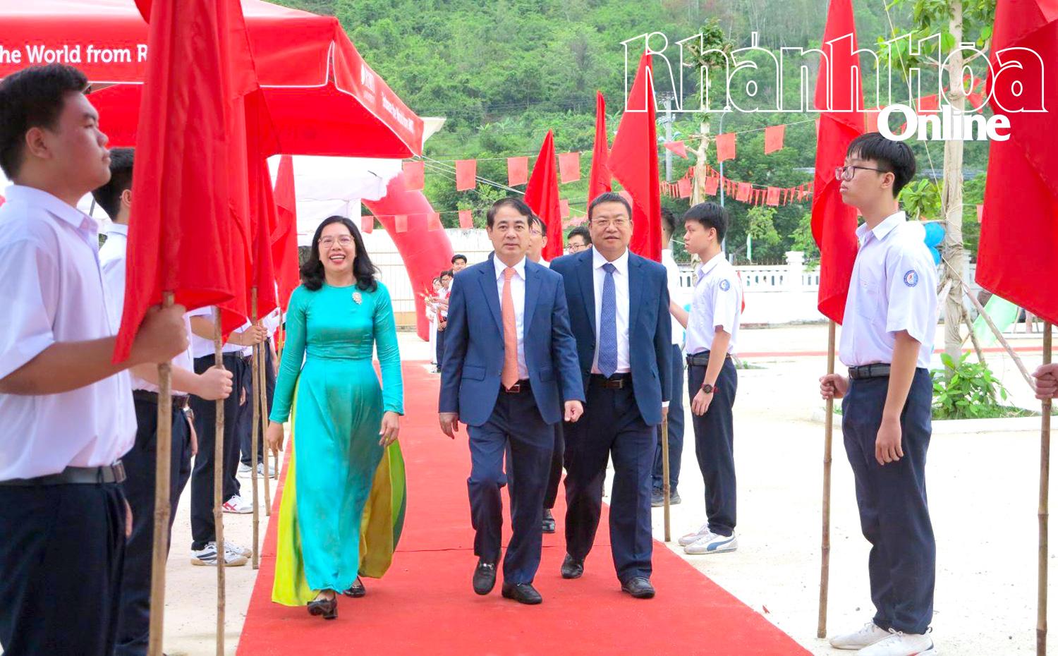 Bí thư Tỉnh ủy Nghiêm Xuân Thành và Giám đốc Sở Giáo dục và Đào tạo Võ Hoàn Hải đến dự lễ khai giảng tại Trường THPT Chuyên Lê Quý Đôn (phường Nam Nha Trang).