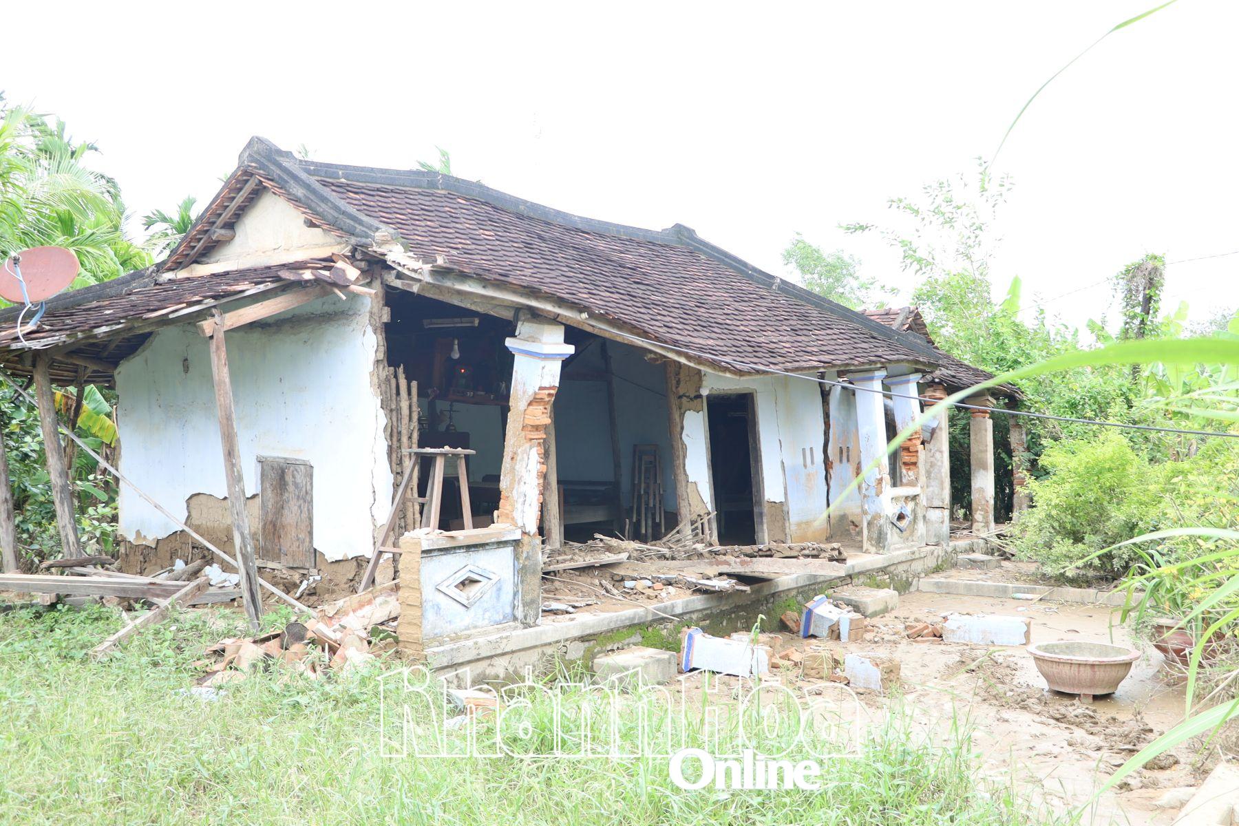 Nhà ông Trần Phất bị hư hỏng do mưa lũ.