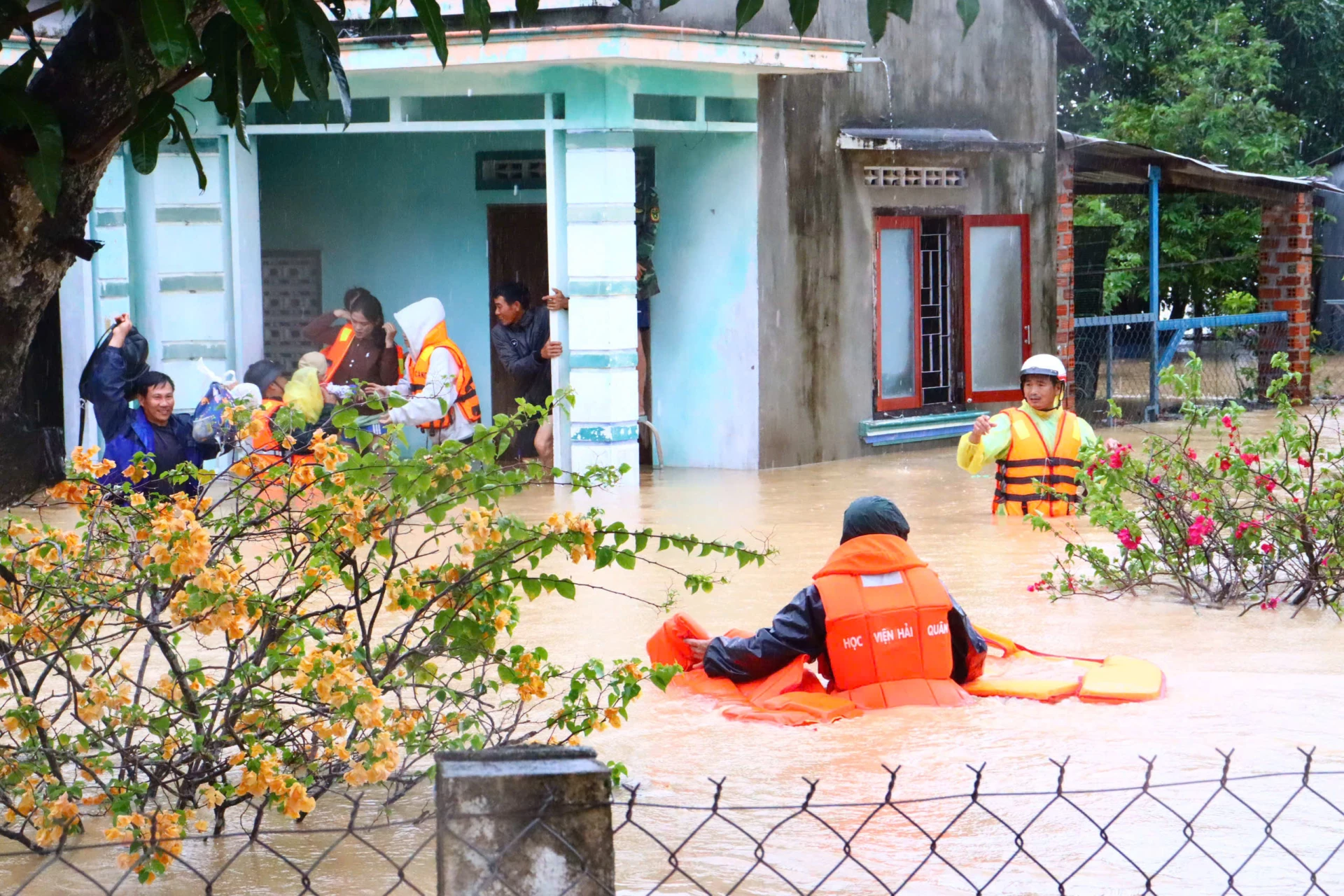 Từ sáng đến 14 giờ chiều 20-11, lực lượng của học viện đã cứu thêm được hơn 200 người dân.