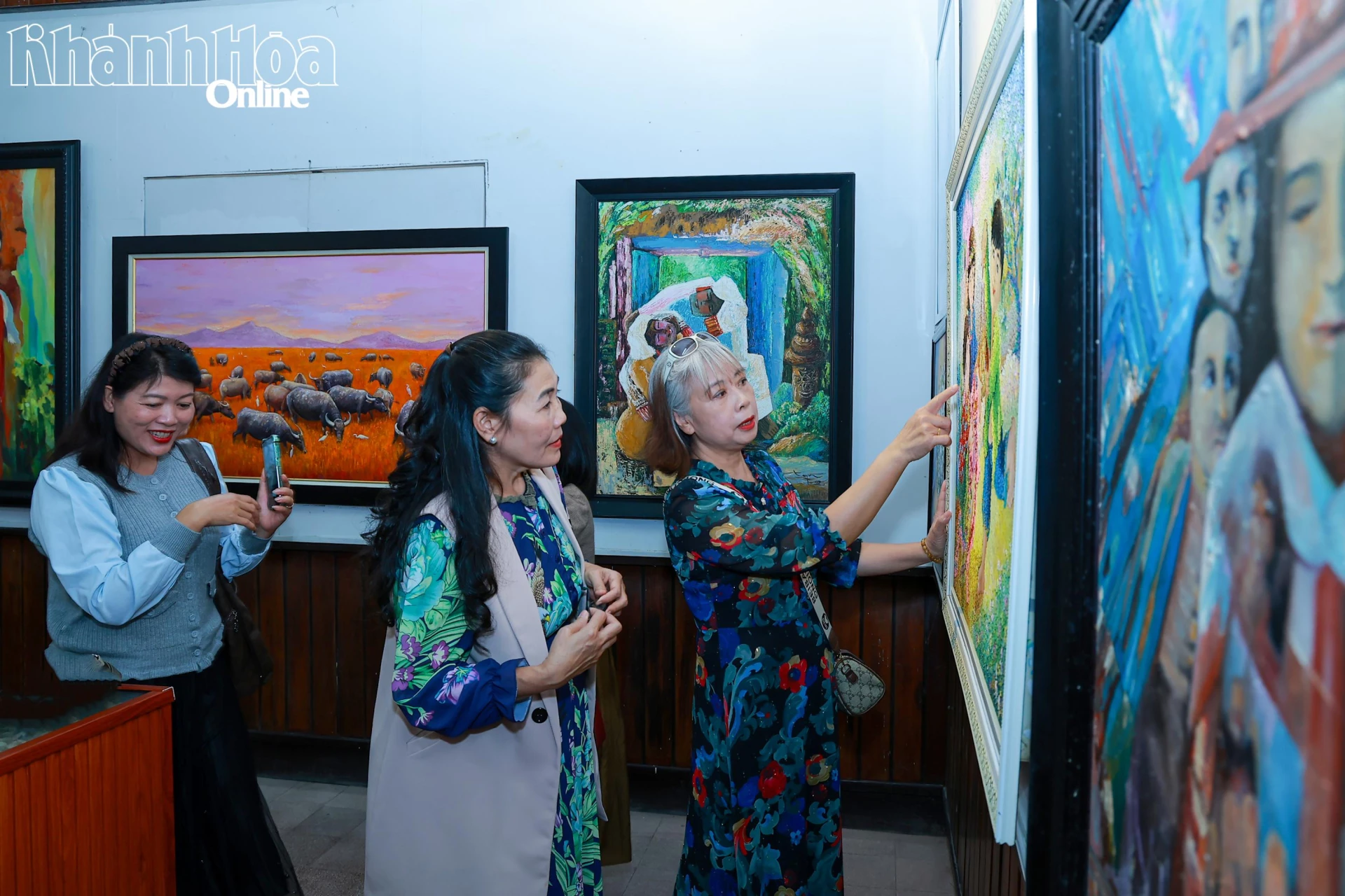 Công chúng yêu nghệ thuật xem tác phẩm mỹ thuật được giới thiệu tại triển lãm.   