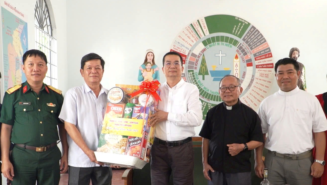 Đoàn thành phố thăm, chúc mừng Ban Đoàn kết công giáo thành phố Cam Ranh  