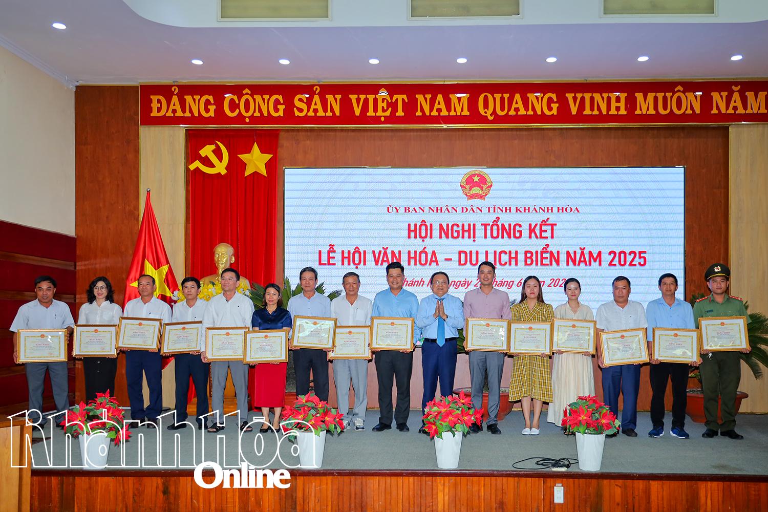 Chủ tịch UBND tỉnh Nguyễn Tấn Tuân trao bằng khen cho các cá nhân.