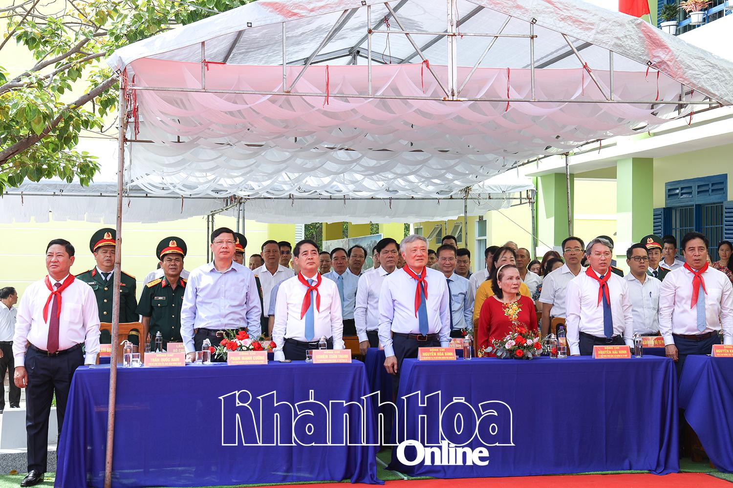 Các đại biểu thực hiện nghi thức chào cờ.