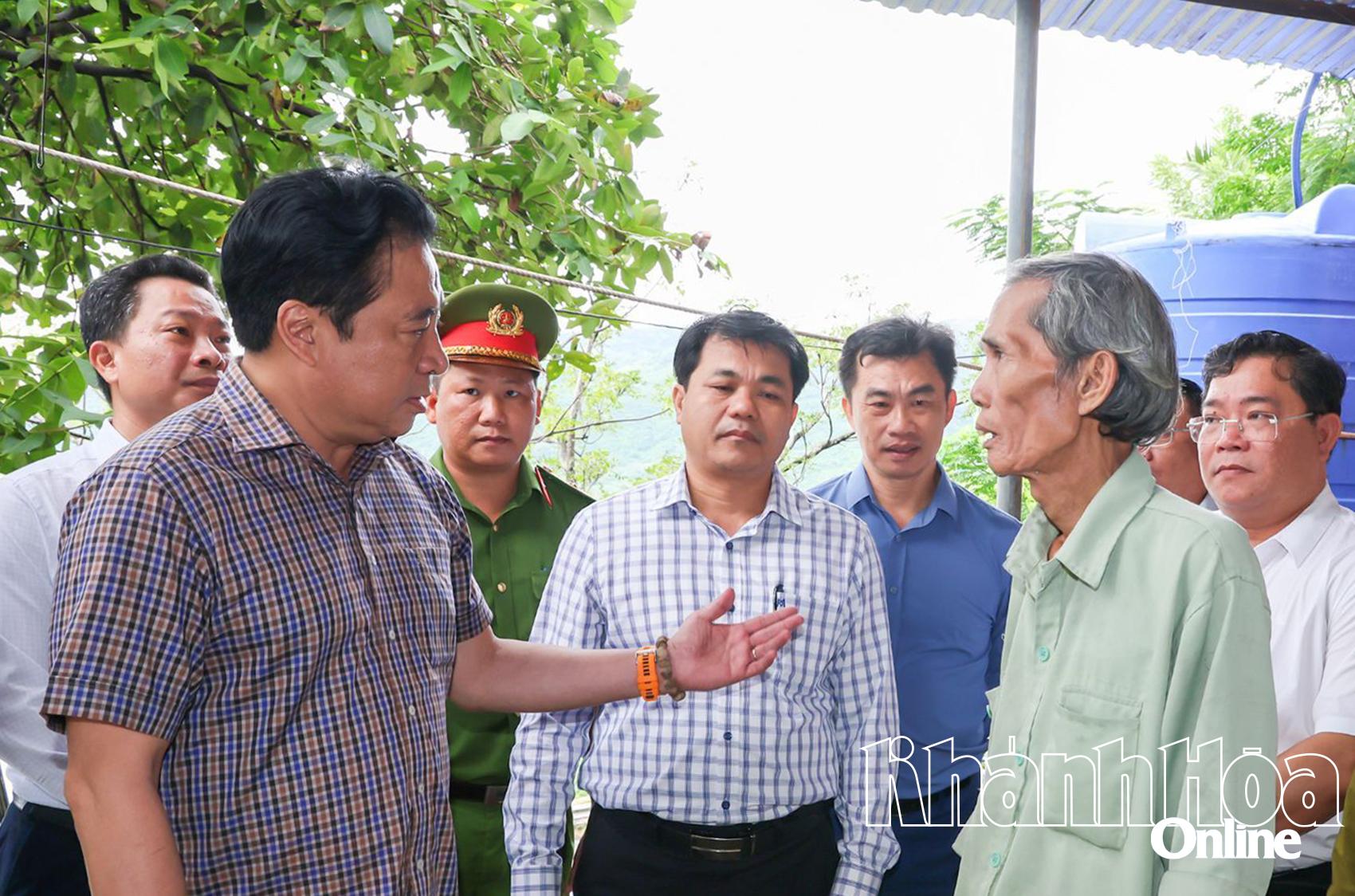 Chủ tịch UBND tỉnh Nguyễn Khắc Toàn trao đổi với người dân về việc di dời khỏi khu vực nguy hiểm.  