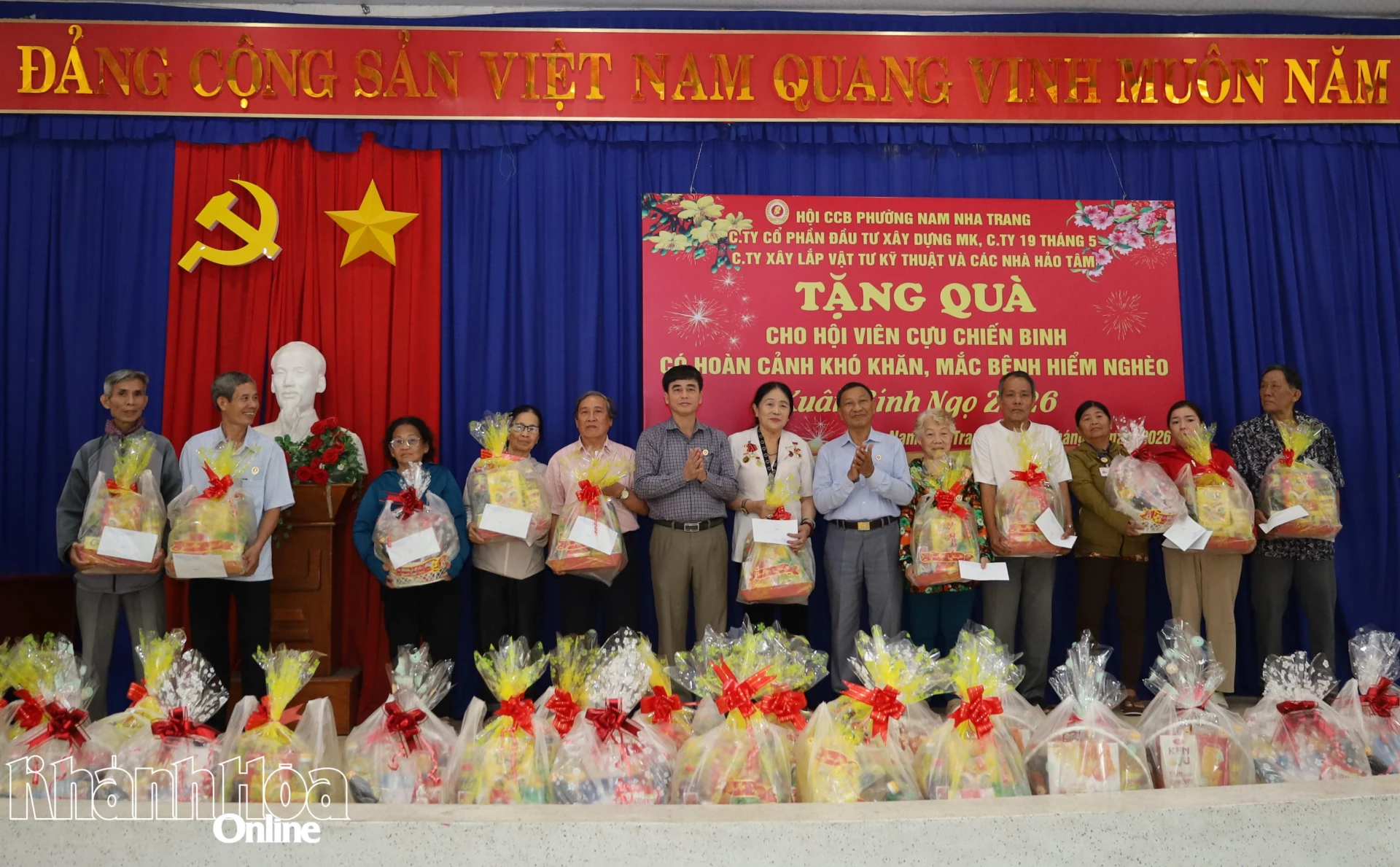 Đại diện các đơn vị trao tặng quà Tết cho các hội viên.