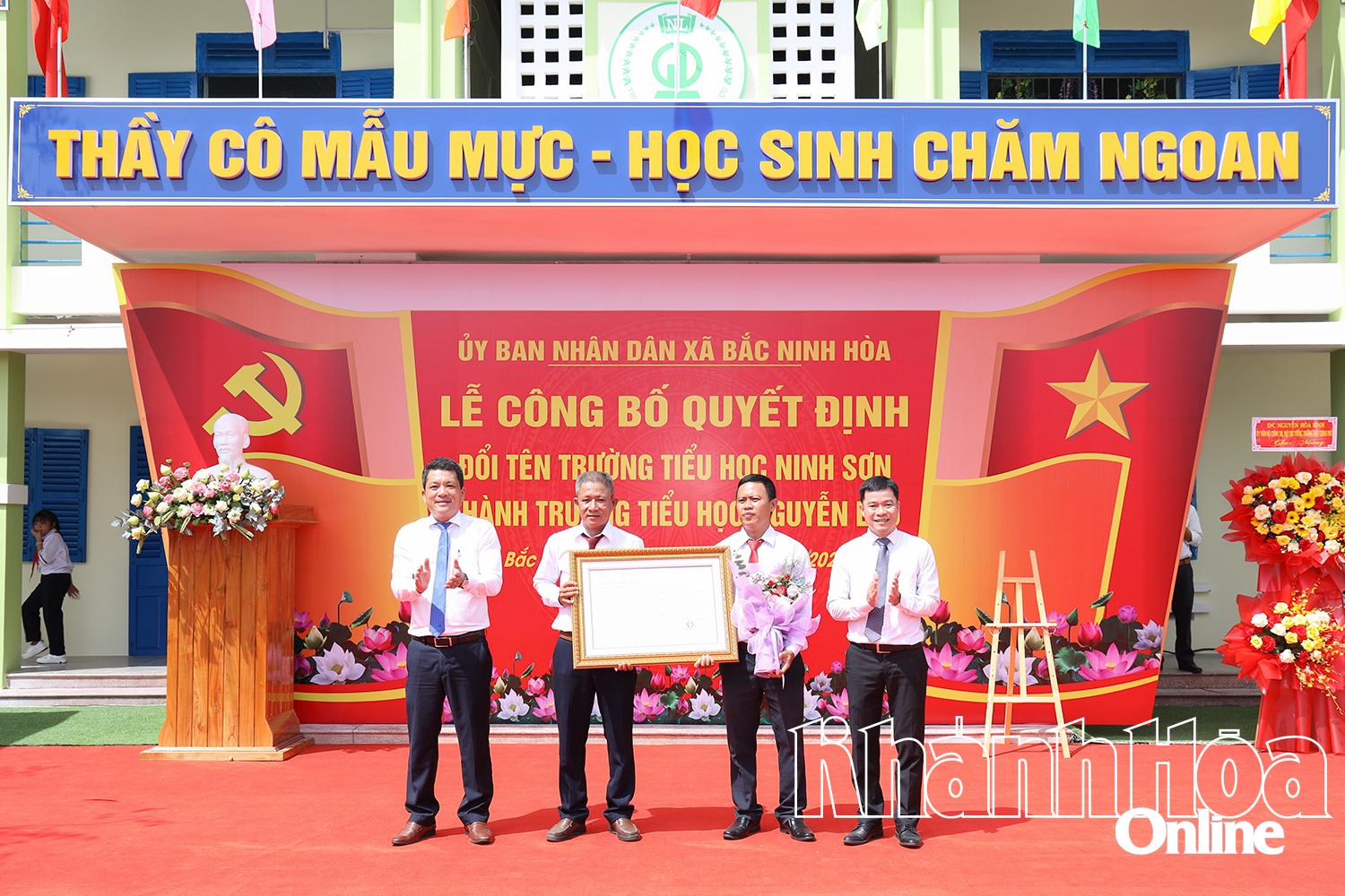 Lãnh đạo xã Bắc Ninh Hòa trao quyết định đổi tên trường cho lãnh đạo nhà trường.