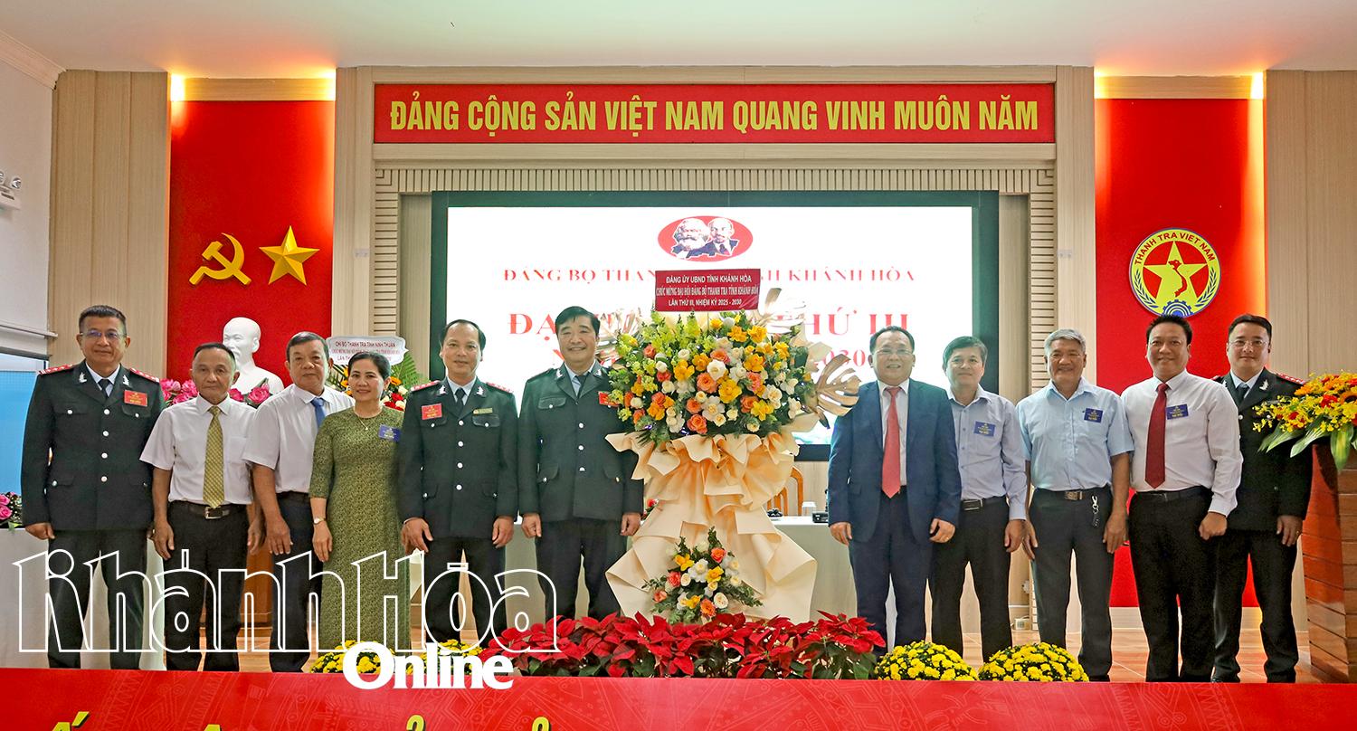Phó Chủ tịch Thường trực UBND tỉnh Lê Hữu Hoàng trao tặng lẵng hoa của Đảng ủy UBND tỉnh chúc mừng đại hội.
