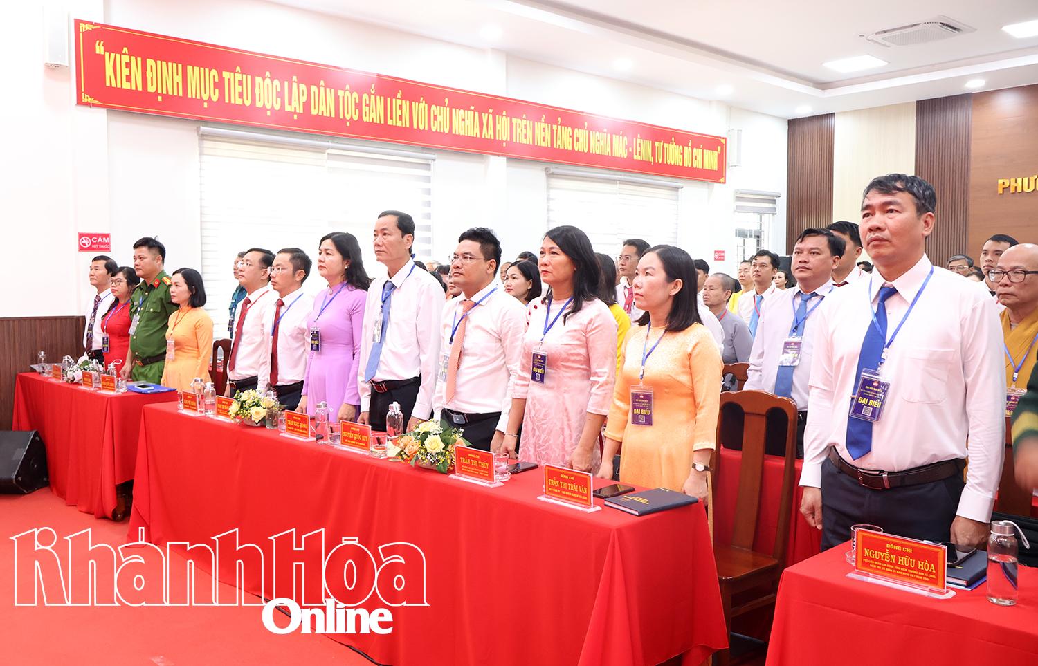 Các đại biểu thực hiện nghi thức chào cờ,