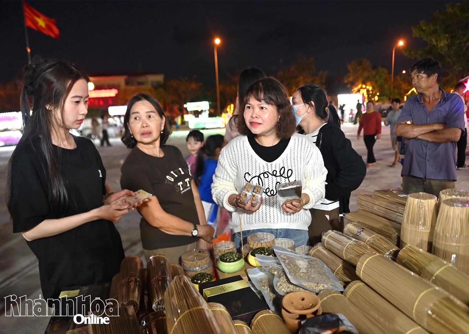 Gian hàng bán nhang trầm của Tổ dân phố Lệ Cam.