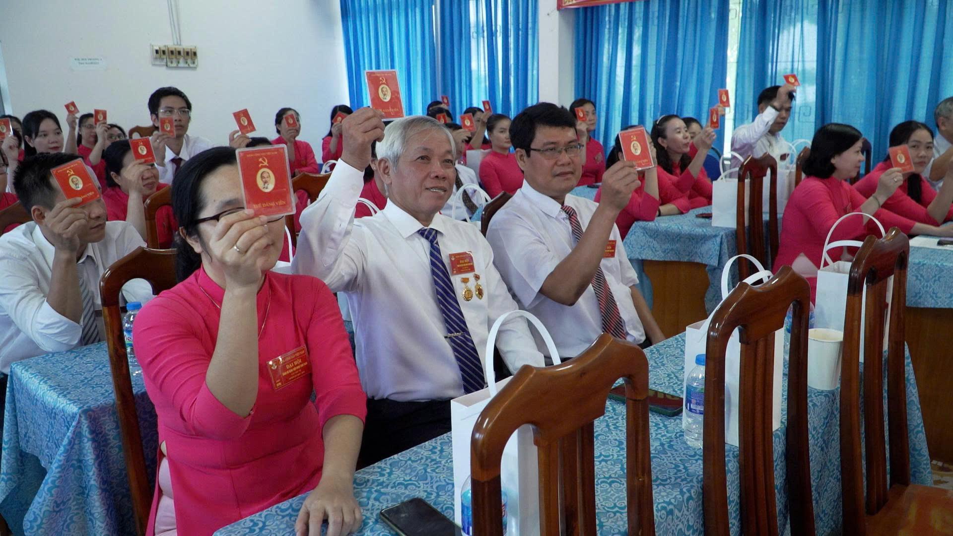 Đại biểu biểu quyết thông qua Nghị quyết Đại hội