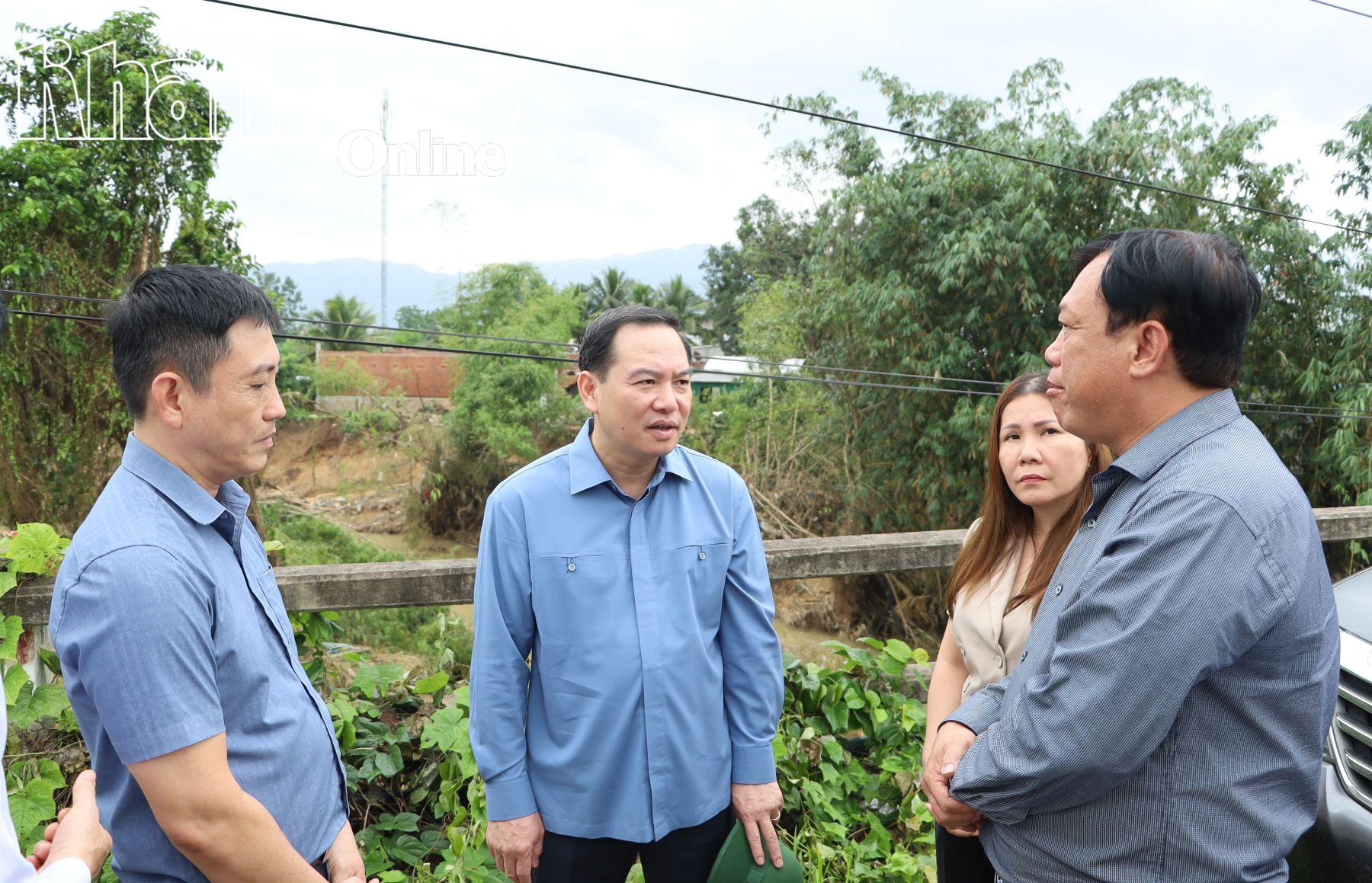 Đồng chí Hồ Xuân Trường kiểm tra khu vực nguy cơ cao về sạt lở tại cầu Đống Đa (xã Tây Ninh Hòa).