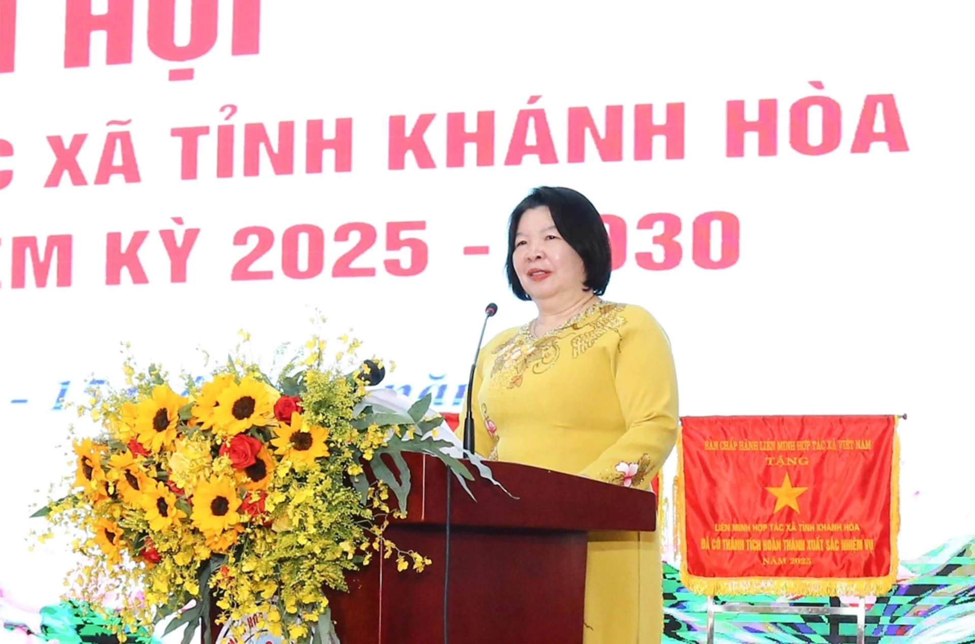 Chủ tịch Liên minh HTX Việt Nam Cao Xuân Thu Vân phát biểu tại đại hội.