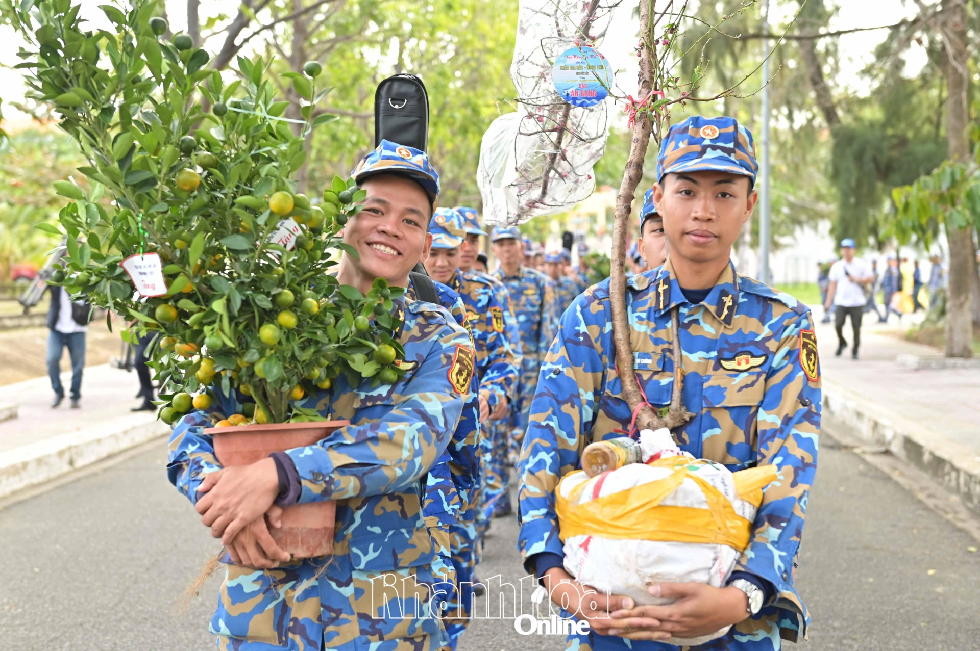 Các chiến sĩ trẻ làm nhiệm vụ mang Tết ra đảo.