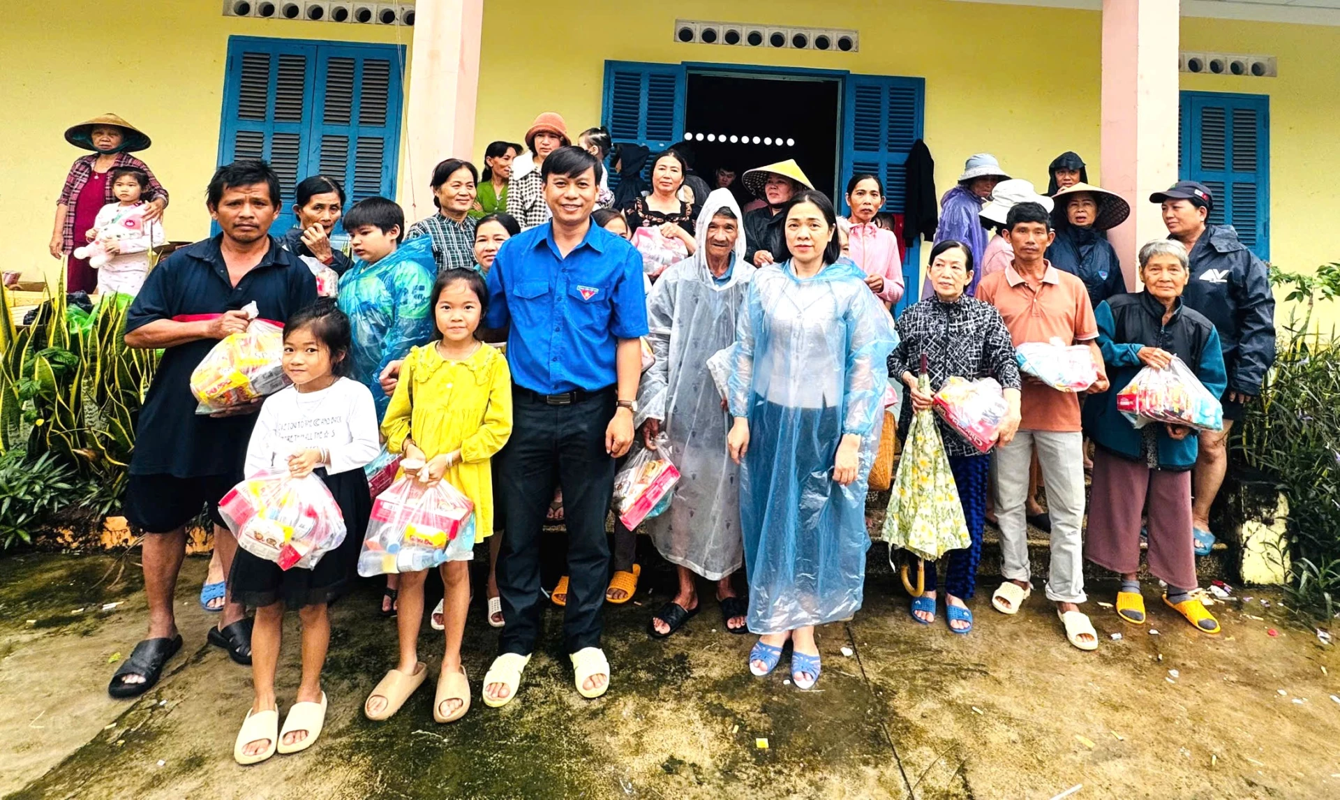 Đồng chí Trần Thu Mai - Ủy viên Ban Thường vụ Tỉnh ủy, Phó Chủ tịch Thường trực Ủy ban MTTQ Việt Nam tỉnh trao hỗ trợ nhu yếu phẩm cho người dân.