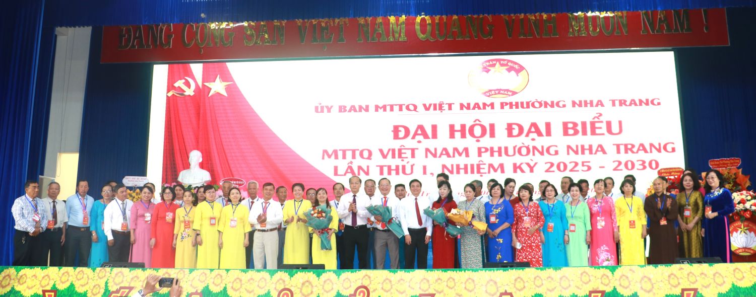 Các ủy viên Ủy ban MTTQ Việt Nam phường Nha Trang ra mắt đại hội