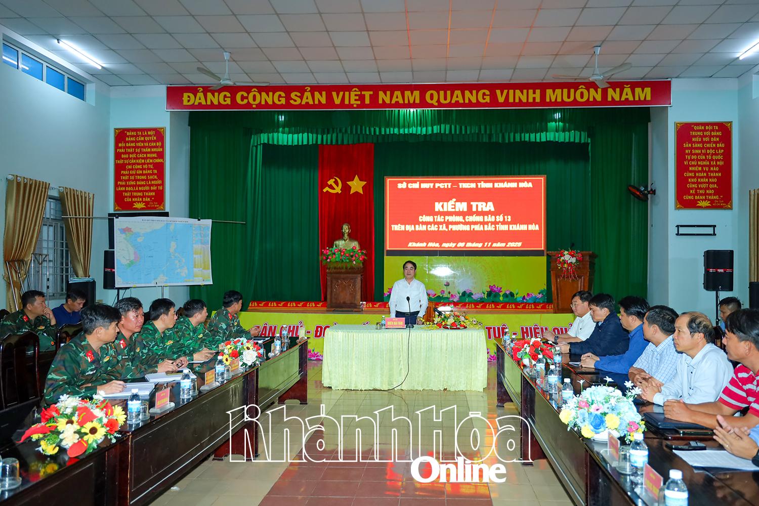 Quang cảnh buổi làm việc.