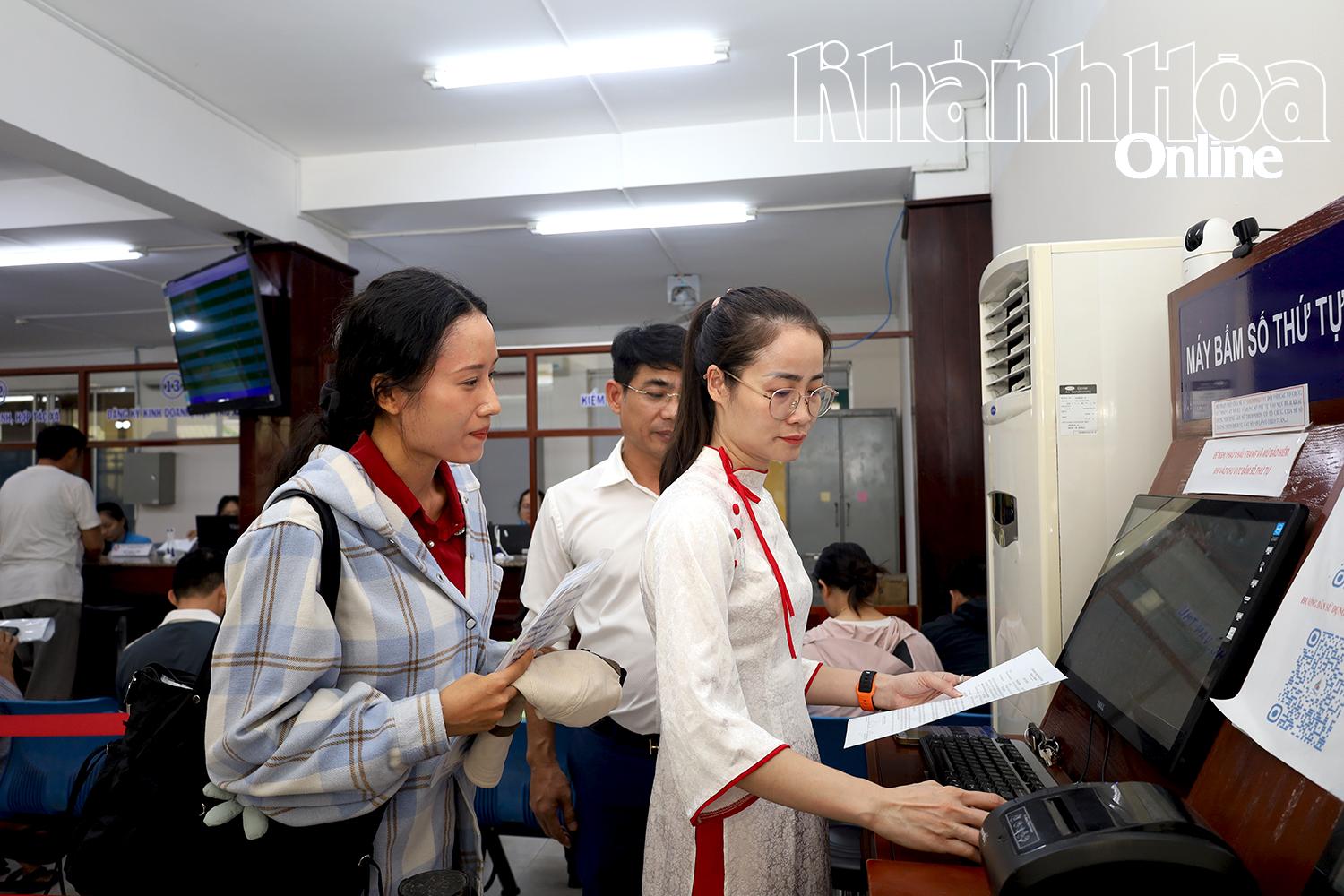 Hỗ trợ người dân thực hiện thủ tục hành chính trực tuyến tại phường Nha Trang.