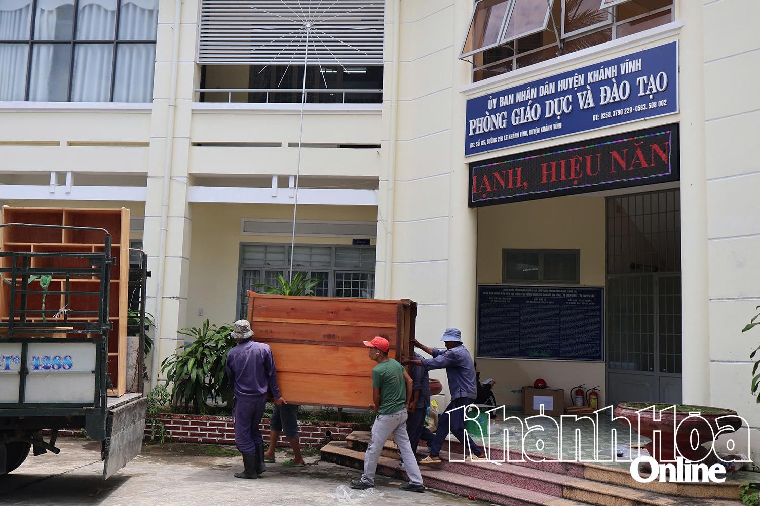 Vận chuyển bàn ghế tại Phòng Giáo dục và đào tạo huyện Khánh Vĩnh. 