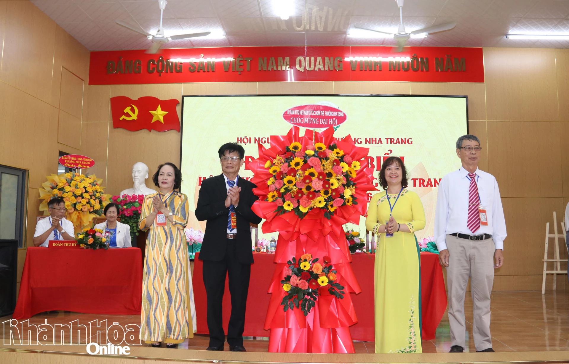 Lãnh đạo Ủy ban MTTQ Việt Nam phường tặng hoa chúc mừng đại hội.