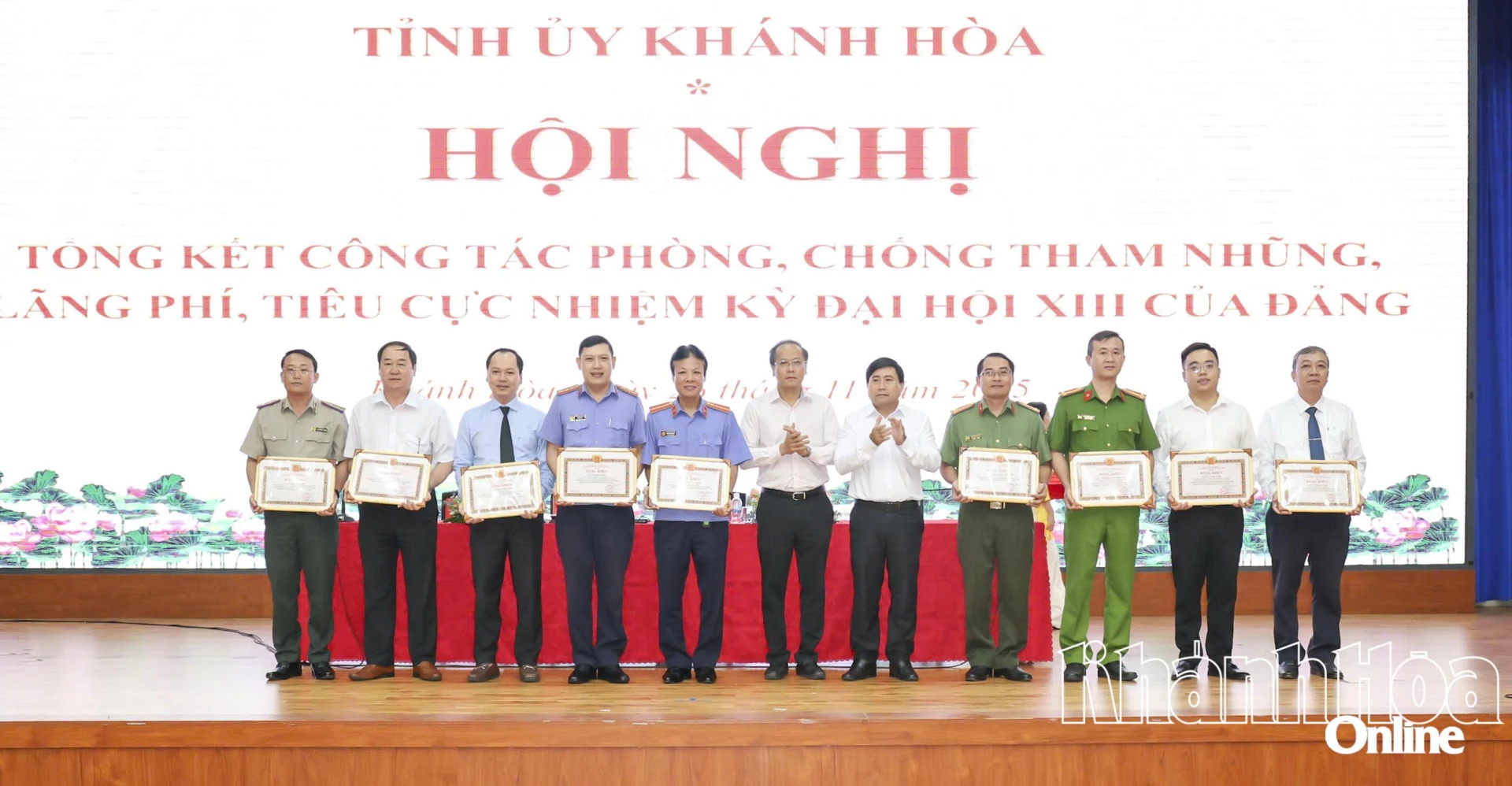 Lãnh đạo Tỉnh ủy trao bằng khen cho các cá nhân.