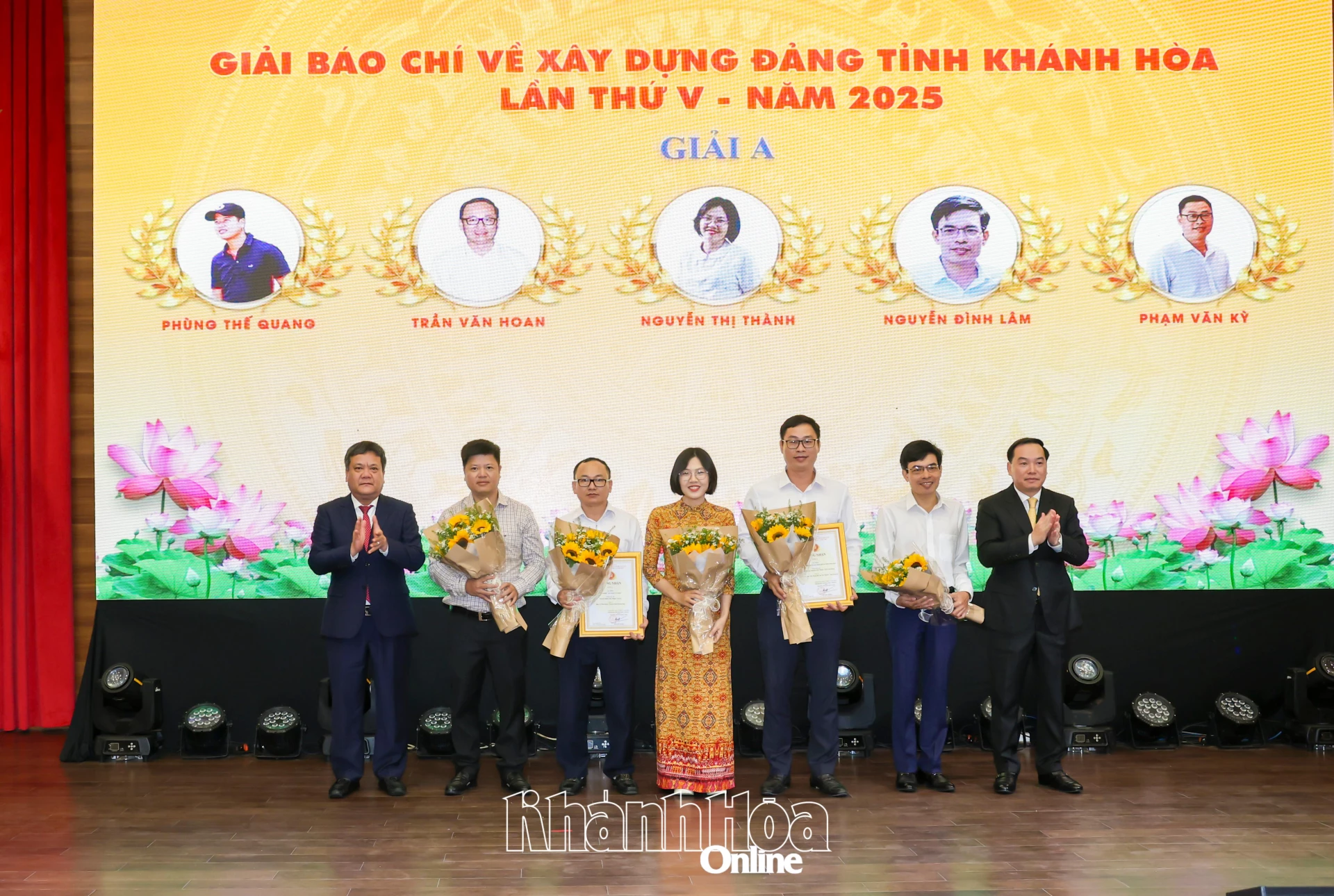 Đồng chí Trần Phong và đồng chí Hồ Xuân Trường trao giải A cho các tác giả, nhóm tác giả.