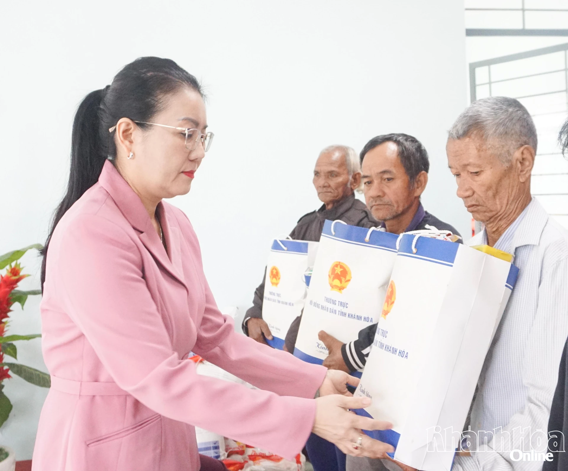 Đồng chí Phạm Thị Xuân Trang trao quà cho người dân.