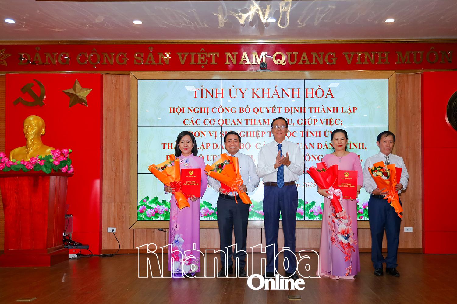 Phó Bí thư Tỉnh ủy Nguyễn Đức Thanh trao quyết định thành lập Ban Tuyên giáo và Dân vận Tỉnh ủy.