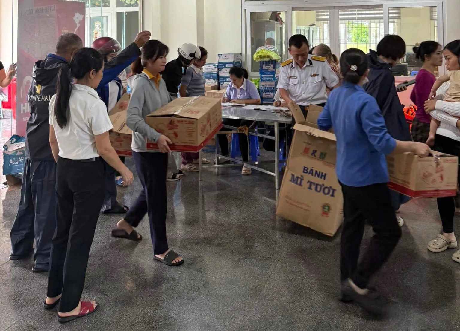 Khu căn cứ quân sự Cam Ranh tiếp nhận nhu yếu phẩm hỗ trợ cho người dân vùng lũ.