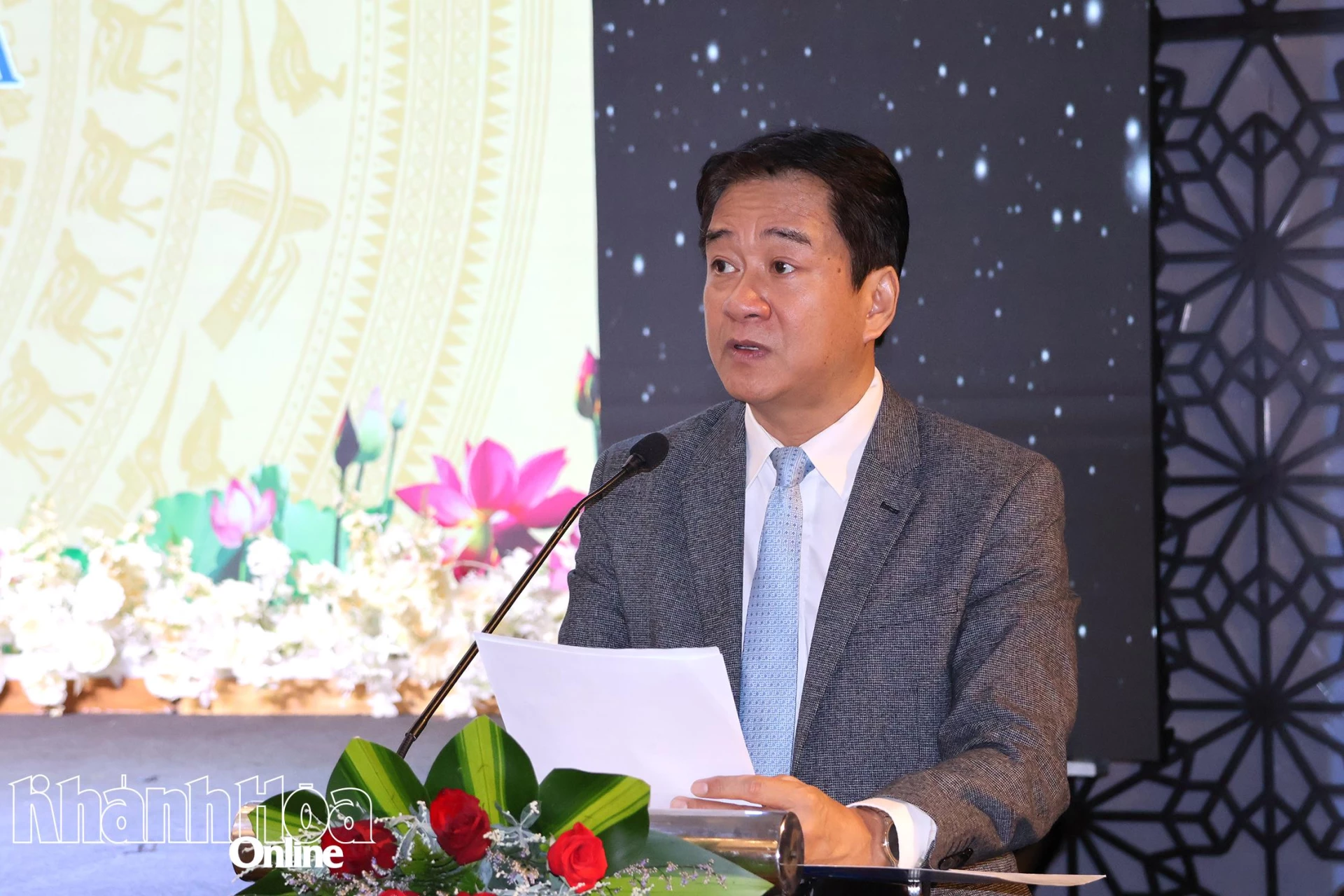 Đồng chí Nguyễn Long Biên - Ủy viên Ban Thường vụ Tỉnh ủy, Phó Chủ tịch Thường trực UBND tỉnh phát biểu tại buổi gặp mặt