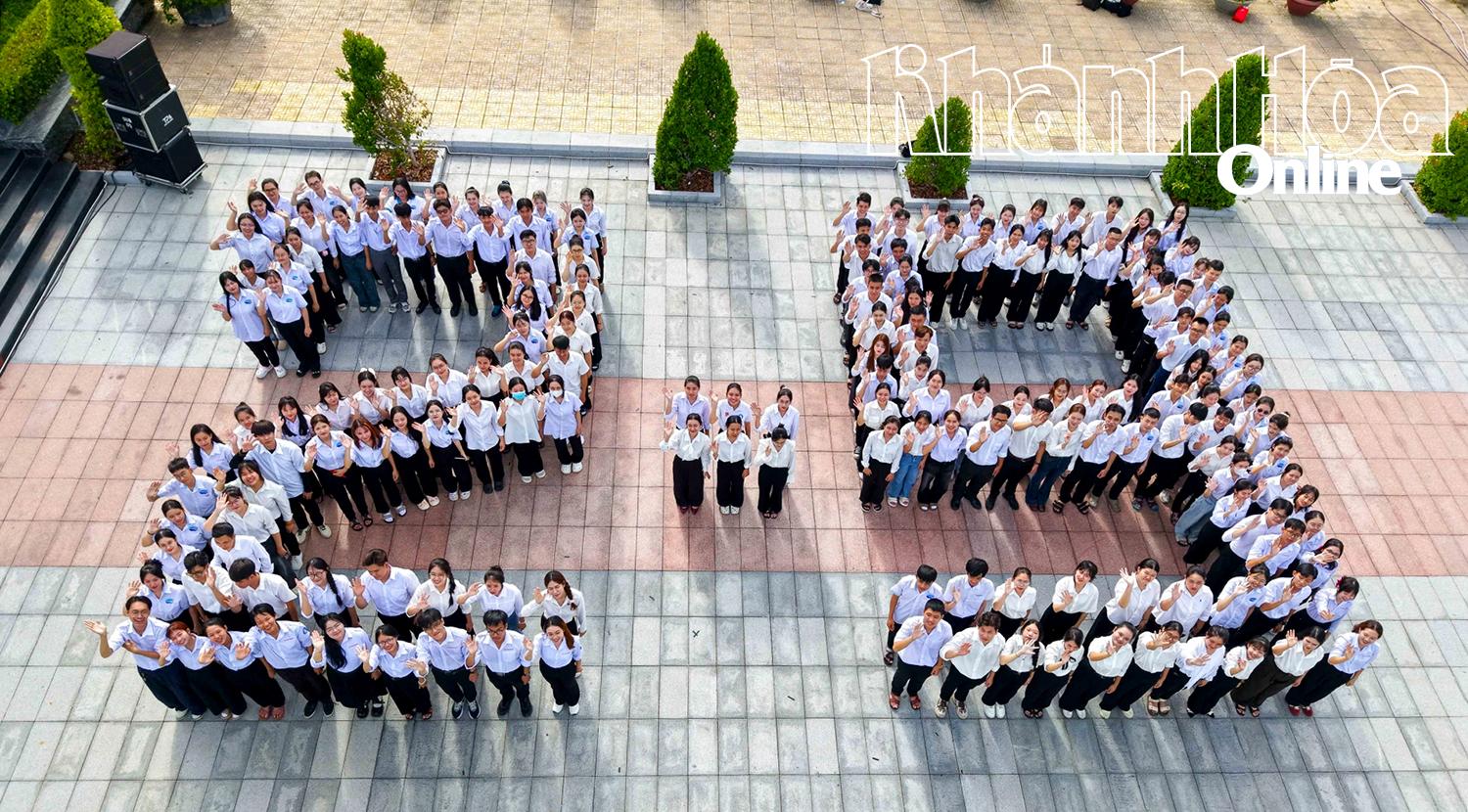 Hội Sinh viên Việt Nam tỉnh tổ chức hoạt động dâng hương, xếp hình chào mừng 80 năm Quốc khánh 2-9. Ảnh: VĨNH THÀNH.