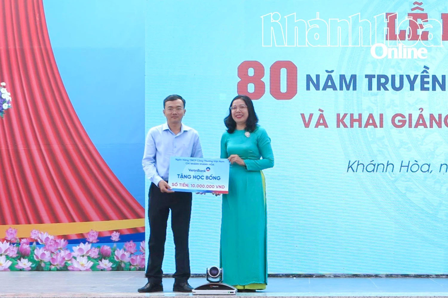 Đại diện VietinBank Chi nhánh Khánh Hòa trao biểu trưng học bổng cho lãnh đạo nhà trường.