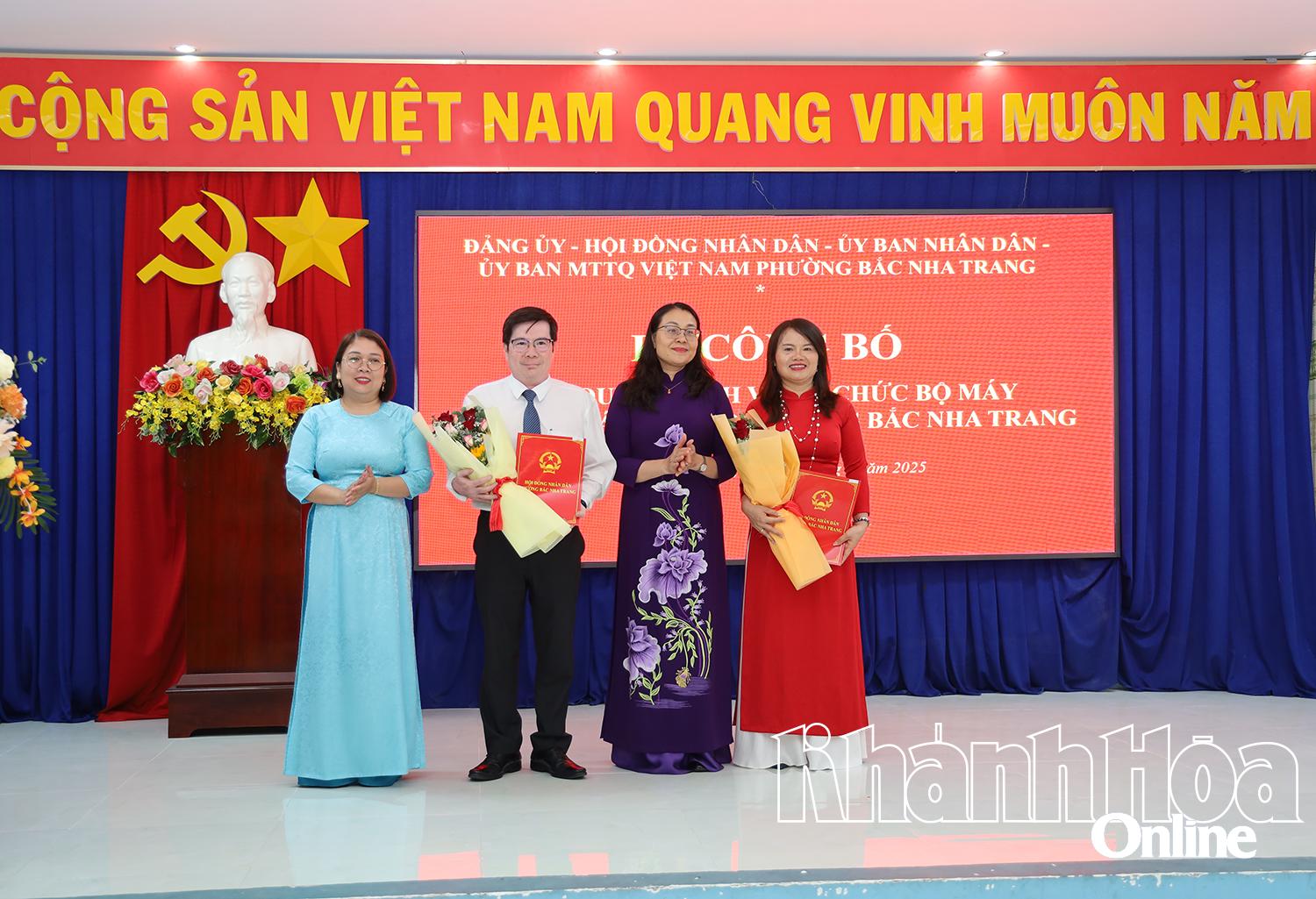 Lãnh đạo các ban của HĐND phường nhận quyết định.